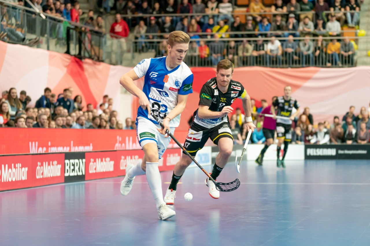 Wankdorf (Bern), 23.02.2019, Unihockey Herren Cupfinal, Tigers Langnau - GC Unihockey, Moritz Mock (Nr. 8, GC Unihockey) am Ball

(Claudio Schwarz, unihockey-fotos.ch)

Copyright: Claudio Schwarz, unihockey-fotos.ch – Dieses Bild wurde durch swiss unihockey lizenziert und darf ausschliesslich auf den Online-Kanälen von swiss unihockey verwendet werden. Die redaktionelle oder kommerzielle Nutzung durch Dritte (Medien, Vereine, Unternehmen oder Privatpersonen) per Download von diesem flickr-Account ist ausgeschlossen. Das Bild kann bei Interesse via unihockey-fotos.ch kostenpflichtig lizenziert werden. unihockey-fotos.ch behält sich vor, fehlbaren Medien, Vereinen, Unternehmen oder Privatpersonen Bilder mit einem Zuschlag in Rechnung zu stellen.