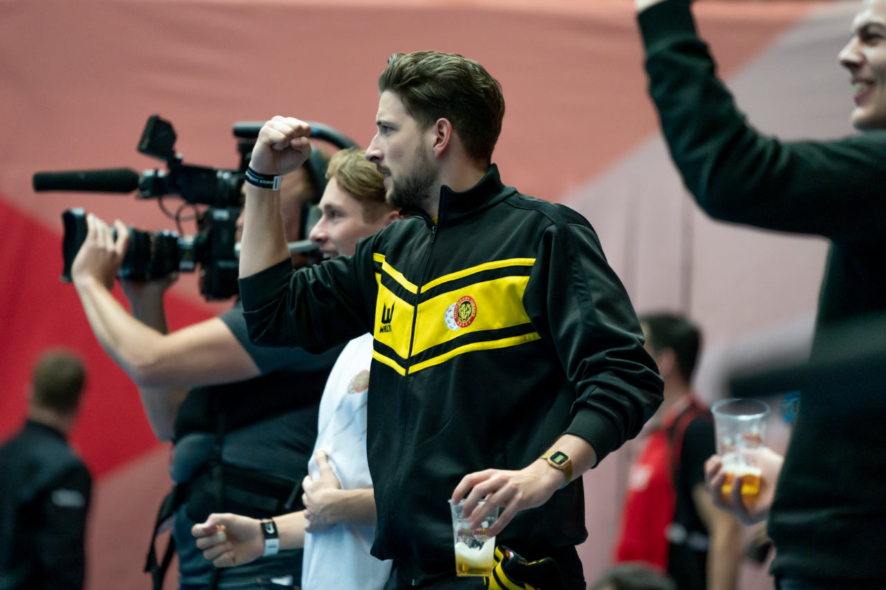 Wankdorf (Bern), 23.02.2019, Unihockey Herren Cupfinal, Tigers Langnau - GC Unihockey, Jubel bei den Tigers Fans

(Claudio Schwarz, unihockey-fotos.ch)

Copyright: Claudio Schwarz, unihockey-fotos.ch – Dieses Bild wurde durch swiss unihockey lizenziert und darf ausschliesslich auf den Online-Kanälen von swiss unihockey verwendet werden. Die redaktionelle oder kommerzielle Nutzung durch Dritte (Medien, Vereine, Unternehmen oder Privatpersonen) per Download von diesem flickr-Account ist ausgeschlossen. Das Bild kann bei Interesse via unihockey-fotos.ch kostenpflichtig lizenziert werden. unihockey-fotos.ch behält sich vor, fehlbaren Medien, Vereinen, Unternehmen oder Privatpersonen Bilder mit einem Zuschlag in Rechnung zu stellen.