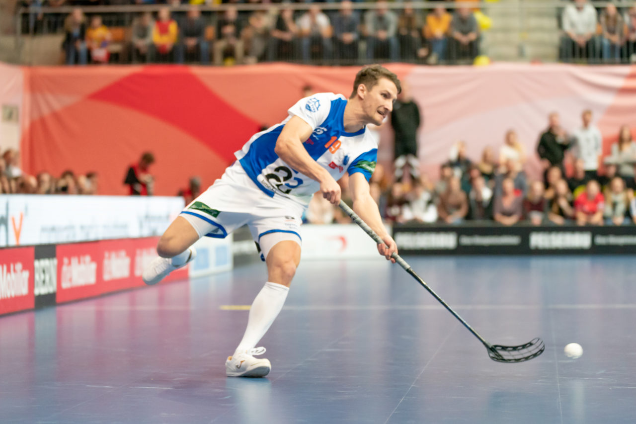 Wankdorf (Bern), 23.02.2019, Unihockey Herren Cupfinal, Tigers Langnau - GC Unihockey, Daniel Steiger (Nr. 19, GC Unihockey) mit einem Abschlussversuch

(Claudio Schwarz, unihockey-fotos.ch)

Copyright: Claudio Schwarz, unihockey-fotos.ch – Dieses Bild wurde durch swiss unihockey lizenziert und darf ausschliesslich auf den Online-Kanälen von swiss unihockey verwendet werden. Die redaktionelle oder kommerzielle Nutzung durch Dritte (Medien, Vereine, Unternehmen oder Privatpersonen) per Download von diesem flickr-Account ist ausgeschlossen. Das Bild kann bei Interesse via unihockey-fotos.ch kostenpflichtig lizenziert werden. unihockey-fotos.ch behält sich vor, fehlbaren Medien, Vereinen, Unternehmen oder Privatpersonen Bilder mit einem Zuschlag in Rechnung zu stellen.