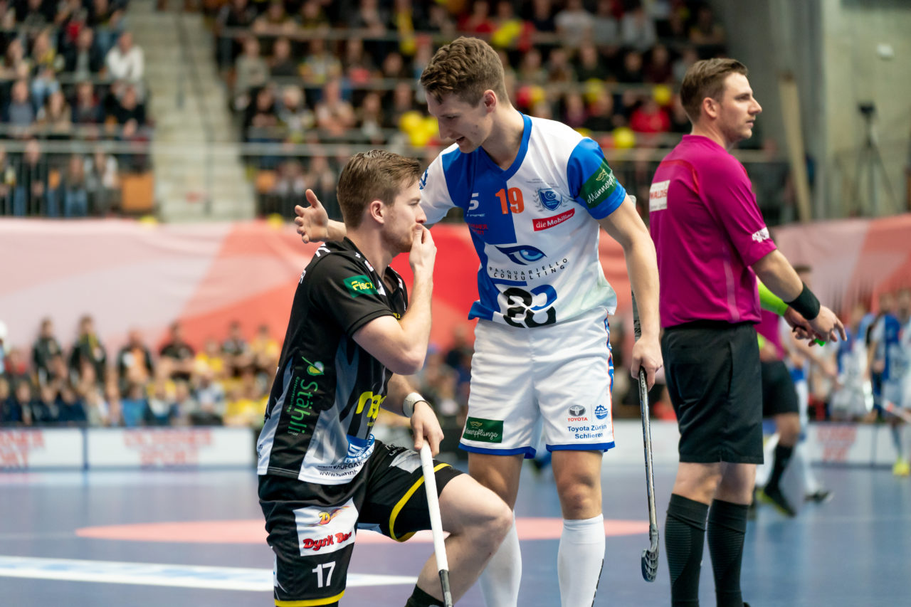 Wankdorf (Bern), 23.02.2019, Unihockey Herren Cupfinal, Tigers Langnau - GC Unihockey, Daniel Steiger (Nr. 19, GC Unihockey) entschuldigt sich bei Stefan Siegenthaler (Nr. 17, Unihockey Tigers Langnau)

(Claudio Schwarz, unihockey-fotos.ch)

Copyright: Claudio Schwarz, unihockey-fotos.ch – Dieses Bild wurde durch swiss unihockey lizenziert und darf ausschliesslich auf den Online-Kanälen von swiss unihockey verwendet werden. Die redaktionelle oder kommerzielle Nutzung durch Dritte (Medien, Vereine, Unternehmen oder Privatpersonen) per Download von diesem flickr-Account ist ausgeschlossen. Das Bild kann bei Interesse via unihockey-fotos.ch kostenpflichtig lizenziert werden. unihockey-fotos.ch behält sich vor, fehlbaren Medien, Vereinen, Unternehmen oder Privatpersonen Bilder mit einem Zuschlag in Rechnung zu stellen.