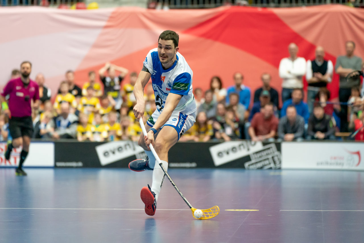 Wankdorf (Bern), 23.02.2019, Unihockey Herren Cupfinal, Tigers Langnau - GC Unihockey, Michael Zürcher (Nr. 81, GC Unihockey) spielt einen Pass

(Claudio Schwarz, unihockey-fotos.ch)

Copyright: Claudio Schwarz, unihockey-fotos.ch – Dieses Bild wurde durch swiss unihockey lizenziert und darf ausschliesslich auf den Online-Kanälen von swiss unihockey verwendet werden. Die redaktionelle oder kommerzielle Nutzung durch Dritte (Medien, Vereine, Unternehmen oder Privatpersonen) per Download von diesem flickr-Account ist ausgeschlossen. Das Bild kann bei Interesse via unihockey-fotos.ch kostenpflichtig lizenziert werden. unihockey-fotos.ch behält sich vor, fehlbaren Medien, Vereinen, Unternehmen oder Privatpersonen Bilder mit einem Zuschlag in Rechnung zu stellen.