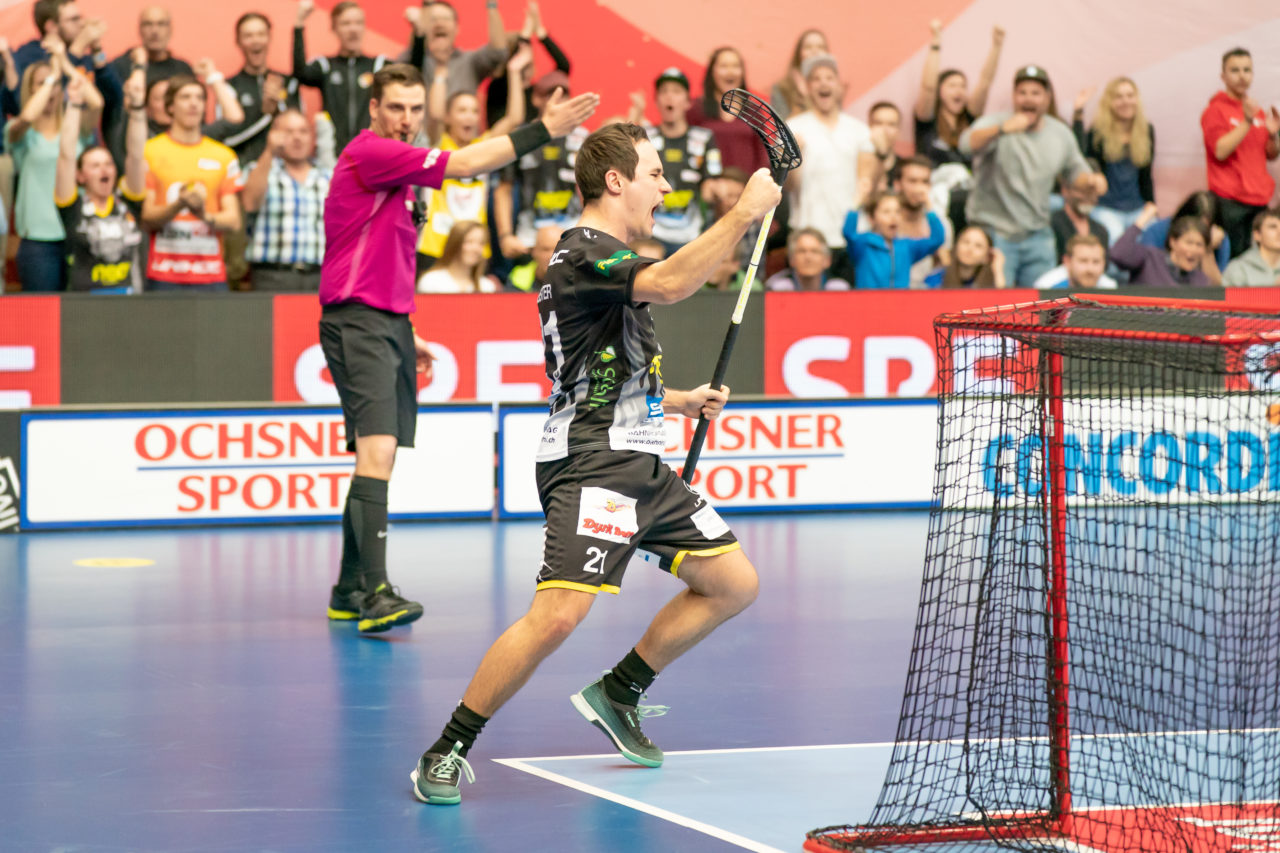 Wankdorf (Bern), 23.02.2019, Unihockey Herren Cupfinal, Tigers Langnau - GC Unihockey, 

(Claudio Schwarz, unihockey-fotos.ch)

Copyright: Claudio Schwarz, unihockey-fotos.ch – Dieses Bild wurde durch swiss unihockey lizenziert und darf ausschliesslich auf den Online-Kanälen von swiss unihockey verwendet werden. Die redaktionelle oder kommerzielle Nutzung durch Dritte (Medien, Vereine, Unternehmen oder Privatpersonen) per Download von diesem flickr-Account ist ausgeschlossen. Das Bild kann bei Interesse via unihockey-fotos.ch kostenpflichtig lizenziert werden. unihockey-fotos.ch behält sich vor, fehlbaren Medien, Vereinen, Unternehmen oder Privatpersonen Bilder mit einem Zuschlag in Rechnung zu stellen.