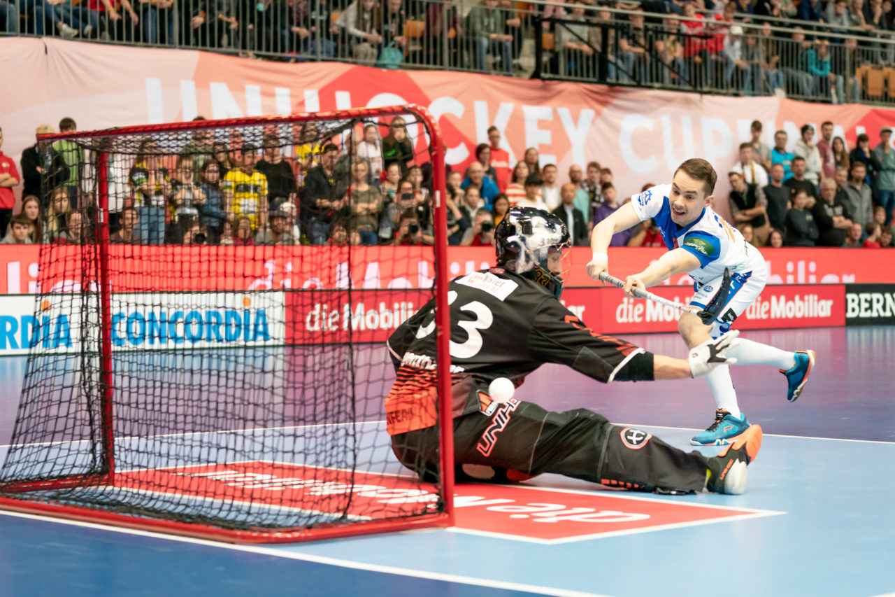 Wankdorf (Bern), 23.02.2019, Unihockey Herren Cupfinal, Tigers Langnau - GC Unihockey, Fabrice Göldi (Nr. 23, GC Unihockey) trifft im Penaltyschiessen

(Claudio Schwarz, unihockey-fotos.ch)

Copyright: Claudio Schwarz, unihockey-fotos.ch – Dieses Bild wurde durch swiss unihockey lizenziert und darf ausschliesslich auf den Online-Kanälen von swiss unihockey verwendet werden. Die redaktionelle oder kommerzielle Nutzung durch Dritte (Medien, Vereine, Unternehmen oder Privatpersonen) per Download von diesem flickr-Account ist ausgeschlossen. Das Bild kann bei Interesse via unihockey-fotos.ch kostenpflichtig lizenziert werden. unihockey-fotos.ch behält sich vor, fehlbaren Medien, Vereinen, Unternehmen oder Privatpersonen Bilder mit einem Zuschlag in Rechnung zu stellen.