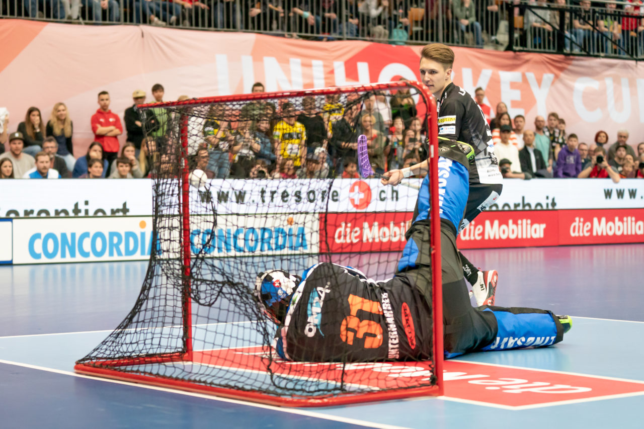 Wankdorf (Bern), 23.02.2019, Unihockey Herren Cupfinal, Tigers Langnau - GC Unihockey, Micha Strohl (Nr. 9, Unihockey Tigers Langnau) trifft im Penaltyschiessen

(Claudio Schwarz, unihockey-fotos.ch)

Copyright: Claudio Schwarz, unihockey-fotos.ch – Dieses Bild wurde durch swiss unihockey lizenziert und darf ausschliesslich auf den Online-Kanälen von swiss unihockey verwendet werden. Die redaktionelle oder kommerzielle Nutzung durch Dritte (Medien, Vereine, Unternehmen oder Privatpersonen) per Download von diesem flickr-Account ist ausgeschlossen. Das Bild kann bei Interesse via unihockey-fotos.ch kostenpflichtig lizenziert werden. unihockey-fotos.ch behält sich vor, fehlbaren Medien, Vereinen, Unternehmen oder Privatpersonen Bilder mit einem Zuschlag in Rechnung zu stellen.