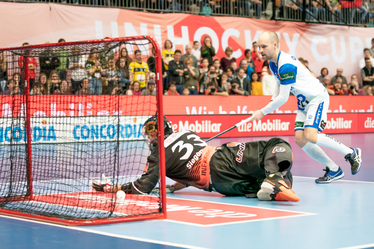 Wankdorf (Bern), 23.02.2019, Unihockey Herren Cupfinal, Tigers Langnau - GC Unihockey, Emil Julkunen (Nr. 21, GC Unihockey) trifft im Penaltyschiessen

(Claudio Schwarz, unihockey-fotos.ch)

Copyright: Claudio Schwarz, unihockey-fotos.ch – Dieses Bild wurde durch swiss unihockey lizenziert und darf ausschliesslich auf den Online-Kanälen von swiss unihockey verwendet werden. Die redaktionelle oder kommerzielle Nutzung durch Dritte (Medien, Vereine, Unternehmen oder Privatpersonen) per Download von diesem flickr-Account ist ausgeschlossen. Das Bild kann bei Interesse via unihockey-fotos.ch kostenpflichtig lizenziert werden. unihockey-fotos.ch behält sich vor, fehlbaren Medien, Vereinen, Unternehmen oder Privatpersonen Bilder mit einem Zuschlag in Rechnung zu stellen.