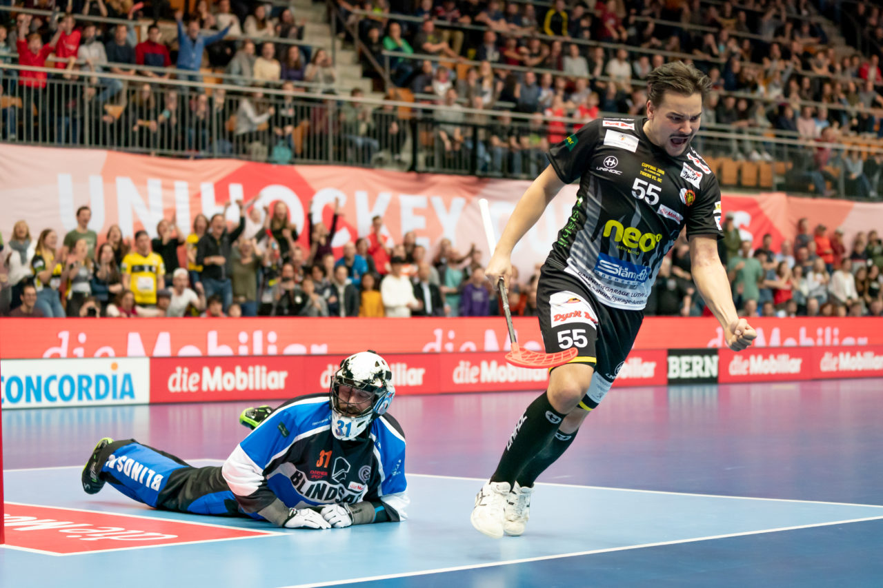 Wankdorf (Bern), 23.02.2019, Unihockey Herren Cupfinal, Tigers Langnau - GC Unihockey, Martin Kisugite (Nr. 55, Unihockey Tigers Langnau) erzielte den entscheidenden Penalty

(Claudio Schwarz, unihockey-fotos.ch)

Copyright: Claudio Schwarz, unihockey-fotos.ch – Dieses Bild wurde durch swiss unihockey lizenziert und darf ausschliesslich auf den Online-Kanälen von swiss unihockey verwendet werden. Die redaktionelle oder kommerzielle Nutzung durch Dritte (Medien, Vereine, Unternehmen oder Privatpersonen) per Download von diesem flickr-Account ist ausgeschlossen. Das Bild kann bei Interesse via unihockey-fotos.ch kostenpflichtig lizenziert werden. unihockey-fotos.ch behält sich vor, fehlbaren Medien, Vereinen, Unternehmen oder Privatpersonen Bilder mit einem Zuschlag in Rechnung zu stellen.
