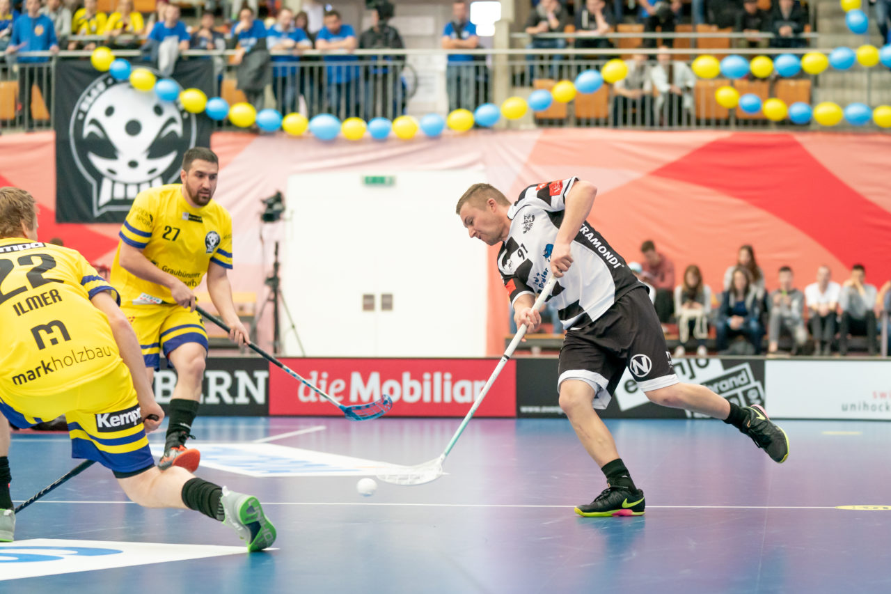 Wankdorf (Bern), 23.02.2019, Unihockey Herren Ligacup Final, Nuglar United - Blau-Gelb Cazis, Thomas Voegtli (Nr. 91, Nuglar United) mit einem Abschlussversuch
(Claudio Schwarz, unihockey-fotos.ch)
Copyright: Claudio Schwarz, unihockey-fotos.ch – Dieses Bild wurde durch swiss unihockey lizenziert und darf ausschliesslich auf den Online-Kanälen von swiss unihockey verwendet werden. Die redaktionelle oder kommerzielle Nutzung durch Dritte (Medien, Vereine, Unternehmen oder Privatpersonen) per Download von diesem flickr-Account ist ausgeschlossen. Das Bild kann bei Interesse via unihockey-fotos.ch kostenpflichtig lizenziert werden. unihockey-fotos.ch behält sich vor, fehlbaren Medien, Vereinen, Unternehmen oder Privatpersonen Bilder mit einem Zuschlag in Rechnung zu stellen.