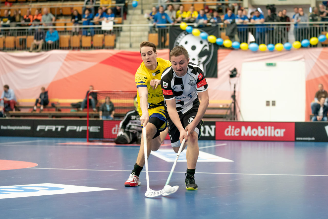 Wankdorf (Bern), 23.02.2019, Unihockey Herren Ligacup Final, Nuglar United - Blau-Gelb Cazis, Renato Schneider (Nr. 7, Blau-Gelb Cazis) stört Thomas Voegtli (Nr. 91, Nuglar United)
(Claudio Schwarz, unihockey-fotos.ch)
Copyright: Claudio Schwarz, unihockey-fotos.ch – Dieses Bild wurde durch swiss unihockey lizenziert und darf ausschliesslich auf den Online-Kanälen von swiss unihockey verwendet werden. Die redaktionelle oder kommerzielle Nutzung durch Dritte (Medien, Vereine, Unternehmen oder Privatpersonen) per Download von diesem flickr-Account ist ausgeschlossen. Das Bild kann bei Interesse via unihockey-fotos.ch kostenpflichtig lizenziert werden. unihockey-fotos.ch behält sich vor, fehlbaren Medien, Vereinen, Unternehmen oder Privatpersonen Bilder mit einem Zuschlag in Rechnung zu stellen.