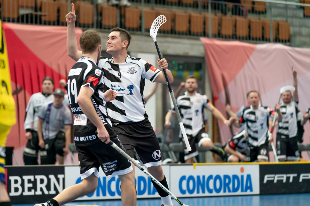 Wankdorf (Bern), 23.02.2019, Unihockey Herren Ligacup Final, Nuglar United - Blau-Gelb Cazis, Mathias Stocker (Nr. 9, Nuglar United) bejubelt seinen Treffer
(Claudio Schwarz, unihockey-fotos.ch)
Copyright: Claudio Schwarz, unihockey-fotos.ch – Dieses Bild wurde durch swiss unihockey lizenziert und darf ausschliesslich auf den Online-Kanälen von swiss unihockey verwendet werden. Die redaktionelle oder kommerzielle Nutzung durch Dritte (Medien, Vereine, Unternehmen oder Privatpersonen) per Download von diesem flickr-Account ist ausgeschlossen. Das Bild kann bei Interesse via unihockey-fotos.ch kostenpflichtig lizenziert werden. unihockey-fotos.ch behält sich vor, fehlbaren Medien, Vereinen, Unternehmen oder Privatpersonen Bilder mit einem Zuschlag in Rechnung zu stellen.