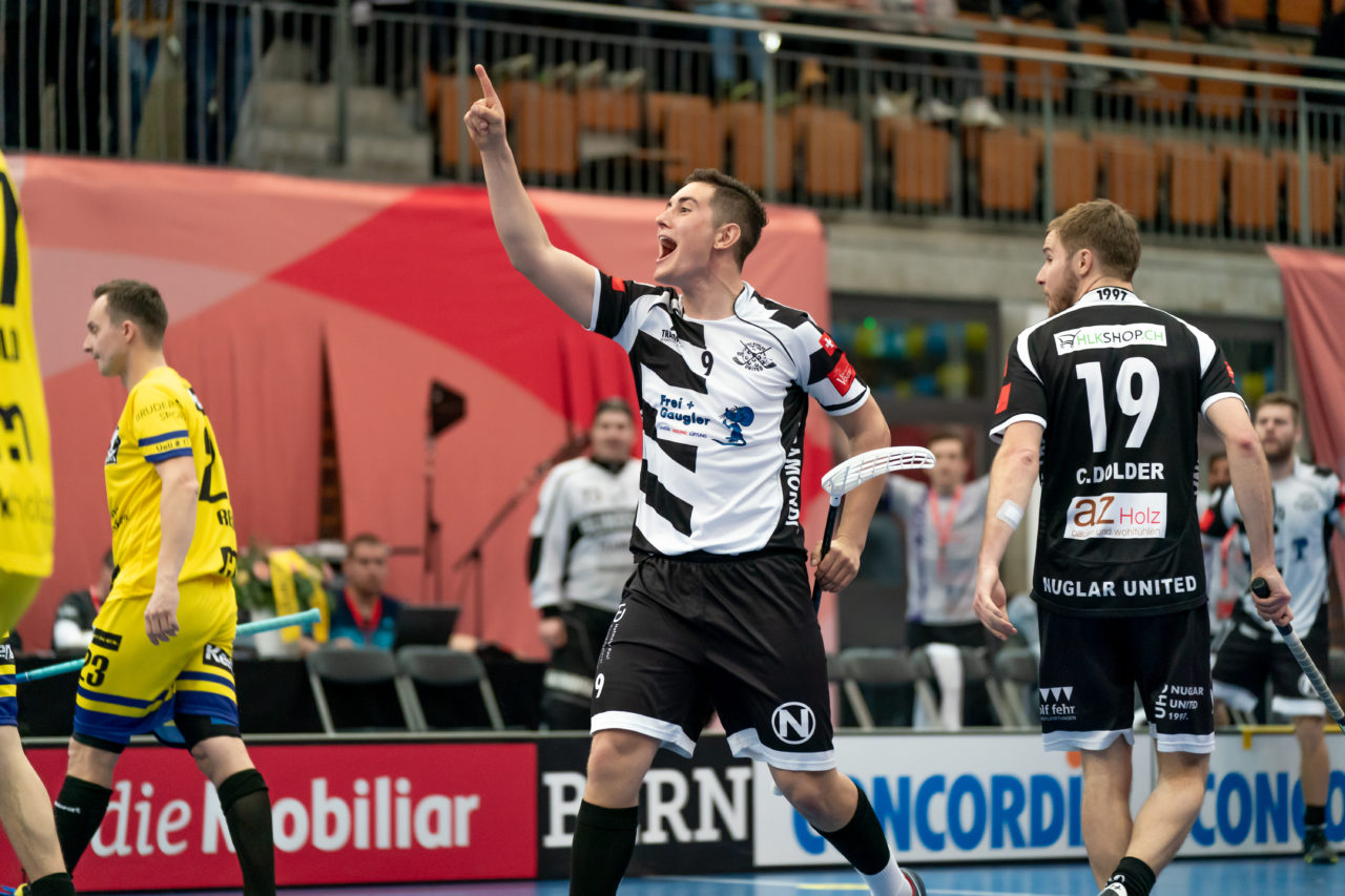 Wankdorf (Bern), 23.02.2019, Unihockey Herren Ligacup Final, Nuglar United - Blau-Gelb Cazis, Mathias Stocker (Nr. 9, Nuglar United) bejubelt seinen Treffer
(Claudio Schwarz, unihockey-fotos.ch)
Copyright: Claudio Schwarz, unihockey-fotos.ch – Dieses Bild wurde durch swiss unihockey lizenziert und darf ausschliesslich auf den Online-Kanälen von swiss unihockey verwendet werden. Die redaktionelle oder kommerzielle Nutzung durch Dritte (Medien, Vereine, Unternehmen oder Privatpersonen) per Download von diesem flickr-Account ist ausgeschlossen. Das Bild kann bei Interesse via unihockey-fotos.ch kostenpflichtig lizenziert werden. unihockey-fotos.ch behält sich vor, fehlbaren Medien, Vereinen, Unternehmen oder Privatpersonen Bilder mit einem Zuschlag in Rechnung zu stellen.