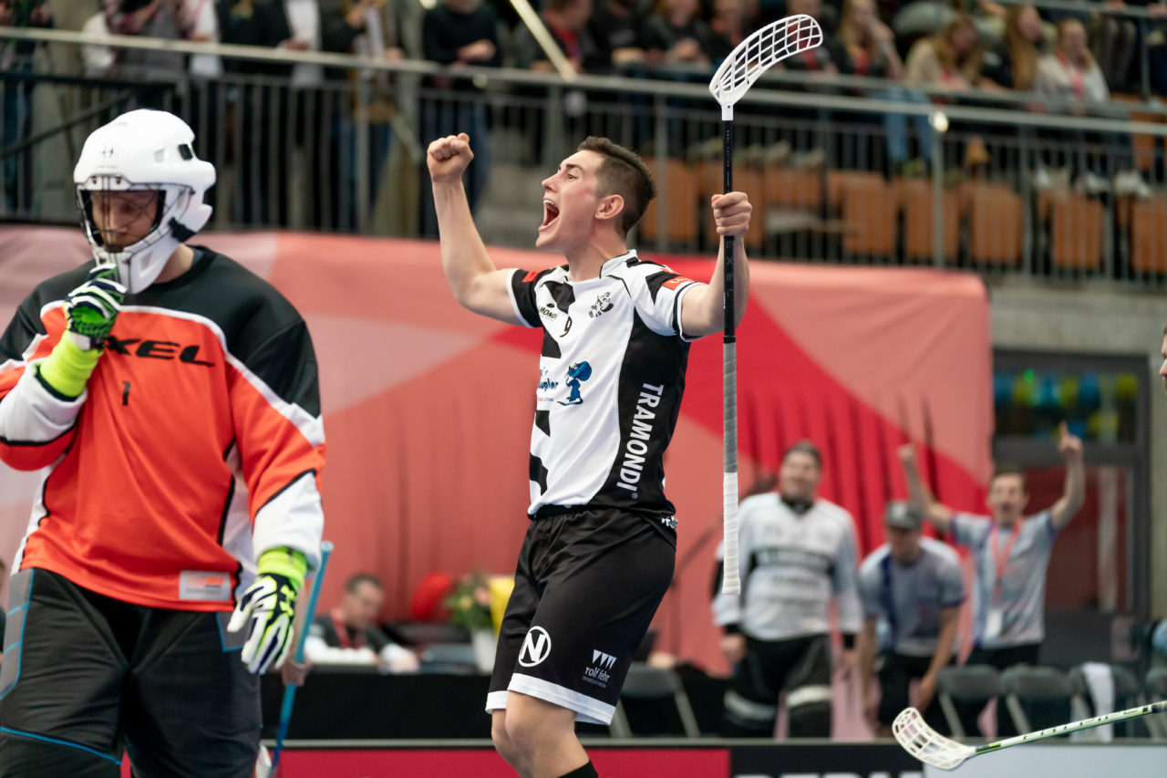 Wankdorf (Bern), 23.02.2019, Unihockey Herren Ligacup Final, Nuglar United - Blau-Gelb Cazis, Mathias Stocker (Nr. 9, Nuglar United) bejubelt seinen Treffer
(Claudio Schwarz, unihockey-fotos.ch)
Copyright: Claudio Schwarz, unihockey-fotos.ch – Dieses Bild wurde durch swiss unihockey lizenziert und darf ausschliesslich auf den Online-Kanälen von swiss unihockey verwendet werden. Die redaktionelle oder kommerzielle Nutzung durch Dritte (Medien, Vereine, Unternehmen oder Privatpersonen) per Download von diesem flickr-Account ist ausgeschlossen. Das Bild kann bei Interesse via unihockey-fotos.ch kostenpflichtig lizenziert werden. unihockey-fotos.ch behält sich vor, fehlbaren Medien, Vereinen, Unternehmen oder Privatpersonen Bilder mit einem Zuschlag in Rechnung zu stellen.