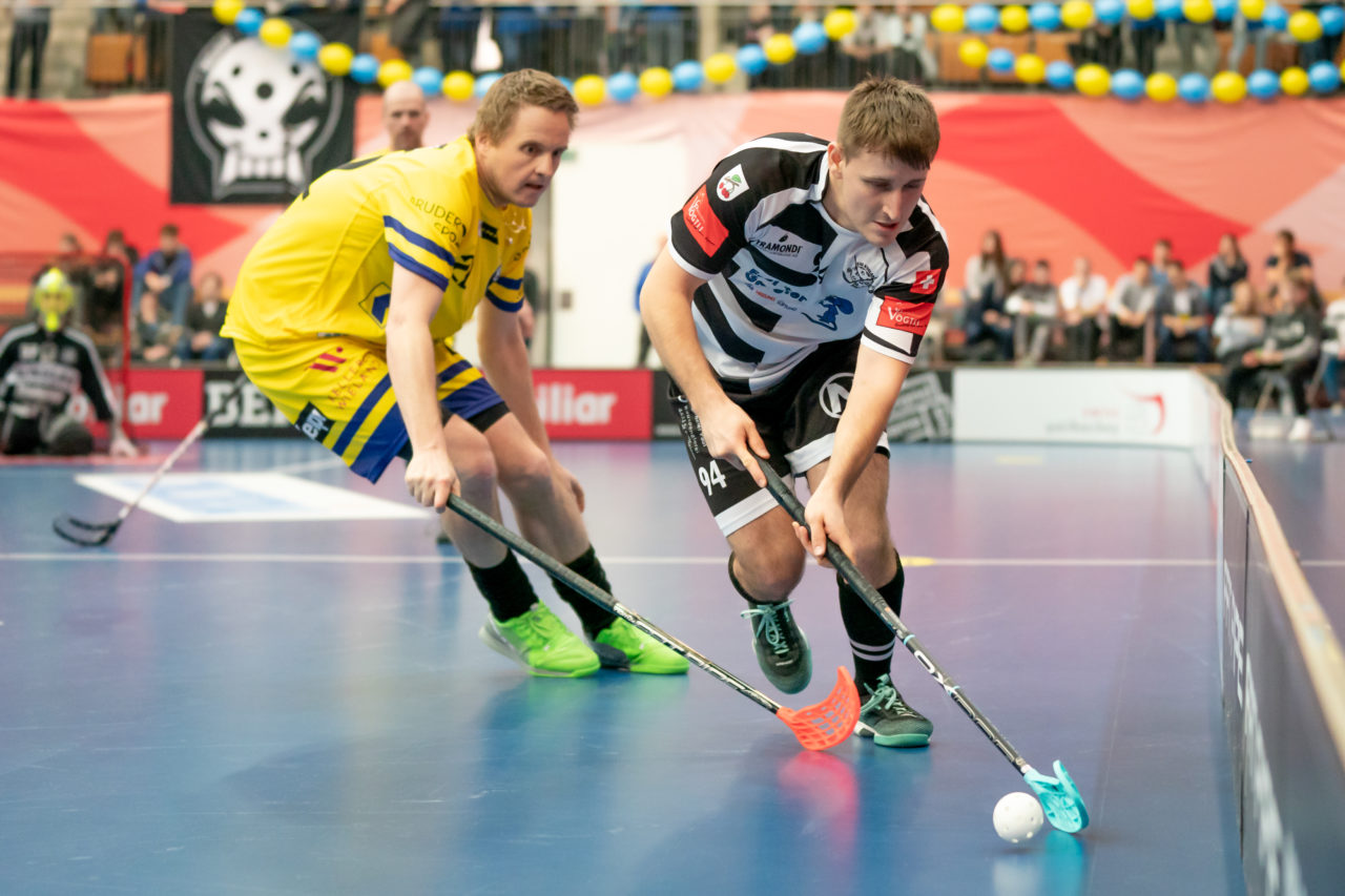 Wankdorf (Bern), 23.02.2019, Unihockey Herren Ligacup Final, Nuglar United - Blau-Gelb Cazis, Nihad Kospo (Nr. 94, Nuglar United) am Ball
(Claudio Schwarz, unihockey-fotos.ch)
Copyright: Claudio Schwarz, unihockey-fotos.ch – Dieses Bild wurde durch swiss unihockey lizenziert und darf ausschliesslich auf den Online-Kanälen von swiss unihockey verwendet werden. Die redaktionelle oder kommerzielle Nutzung durch Dritte (Medien, Vereine, Unternehmen oder Privatpersonen) per Download von diesem flickr-Account ist ausgeschlossen. Das Bild kann bei Interesse via unihockey-fotos.ch kostenpflichtig lizenziert werden. unihockey-fotos.ch behält sich vor, fehlbaren Medien, Vereinen, Unternehmen oder Privatpersonen Bilder mit einem Zuschlag in Rechnung zu stellen.