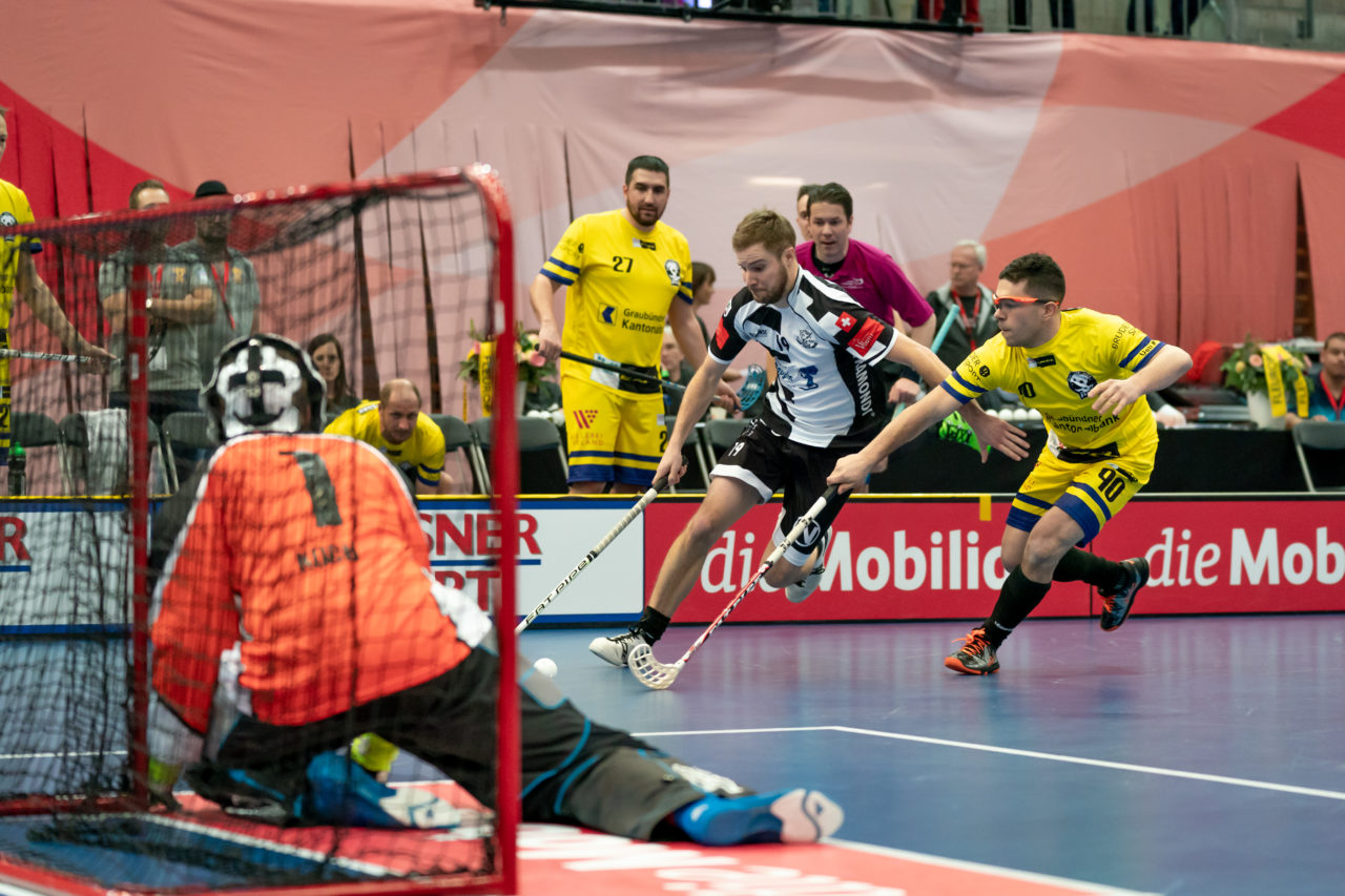 Wankdorf (Bern), 23.02.2019, Unihockey Herren Ligacup Final, Nuglar United - Blau-Gelb Cazis, Claudio Dolder (Nr. 19, Nuglar United) im Zweikampf
(Claudio Schwarz, unihockey-fotos.ch)
Copyright: Claudio Schwarz, unihockey-fotos.ch – Dieses Bild wurde durch swiss unihockey lizenziert und darf ausschliesslich auf den Online-Kanälen von swiss unihockey verwendet werden. Die redaktionelle oder kommerzielle Nutzung durch Dritte (Medien, Vereine, Unternehmen oder Privatpersonen) per Download von diesem flickr-Account ist ausgeschlossen. Das Bild kann bei Interesse via unihockey-fotos.ch kostenpflichtig lizenziert werden. unihockey-fotos.ch behält sich vor, fehlbaren Medien, Vereinen, Unternehmen oder Privatpersonen Bilder mit einem Zuschlag in Rechnung zu stellen.