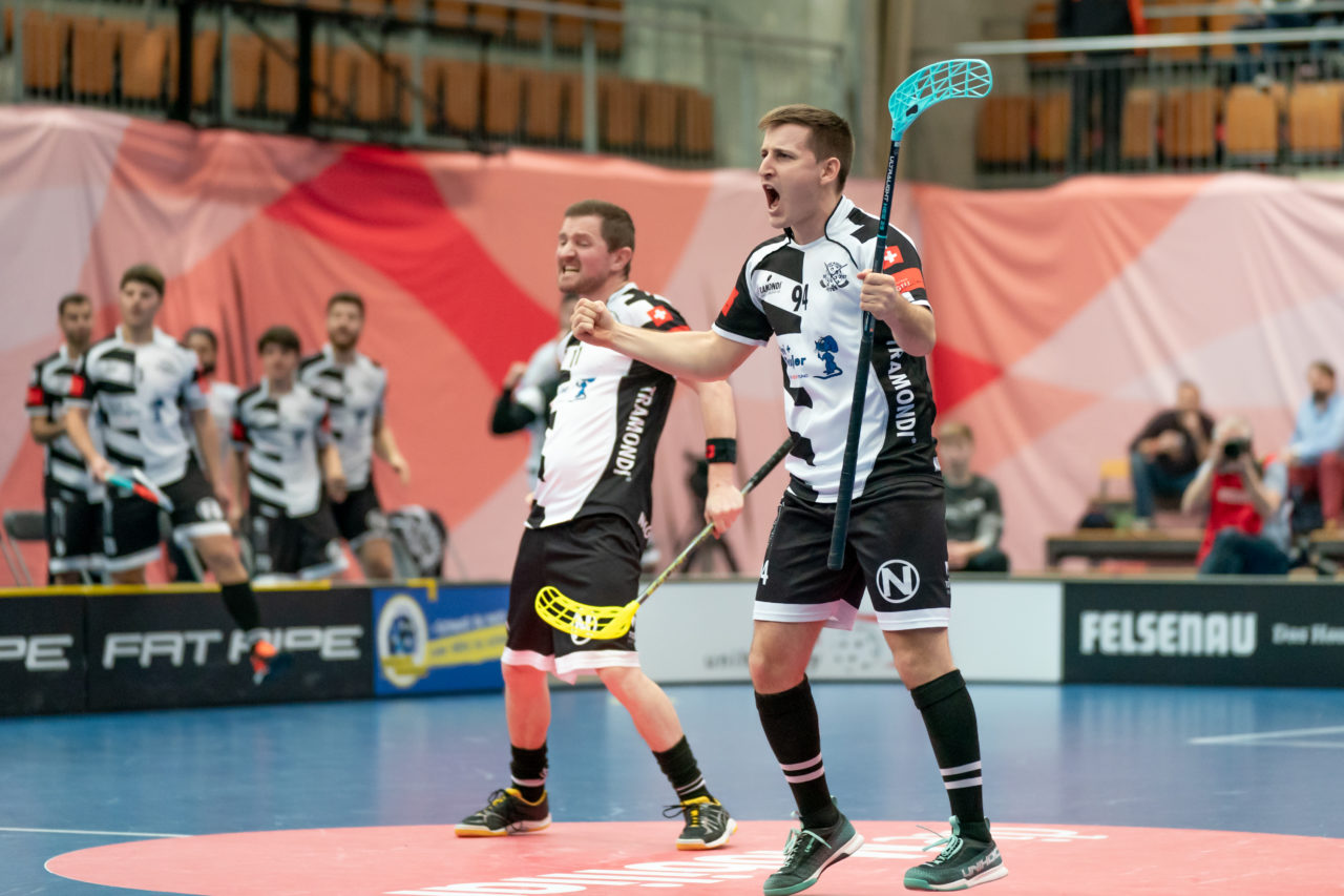 Wankdorf (Bern), 23.02.2019, Unihockey Herren Ligacup Final, Nuglar United - Blau-Gelb Cazis, Nihad Kospo (Nr. 94, Nuglar United) bejubelt seinen Treffer
(Claudio Schwarz, unihockey-fotos.ch)
Copyright: Claudio Schwarz, unihockey-fotos.ch – Dieses Bild wurde durch swiss unihockey lizenziert und darf ausschliesslich auf den Online-Kanälen von swiss unihockey verwendet werden. Die redaktionelle oder kommerzielle Nutzung durch Dritte (Medien, Vereine, Unternehmen oder Privatpersonen) per Download von diesem flickr-Account ist ausgeschlossen. Das Bild kann bei Interesse via unihockey-fotos.ch kostenpflichtig lizenziert werden. unihockey-fotos.ch behält sich vor, fehlbaren Medien, Vereinen, Unternehmen oder Privatpersonen Bilder mit einem Zuschlag in Rechnung zu stellen.