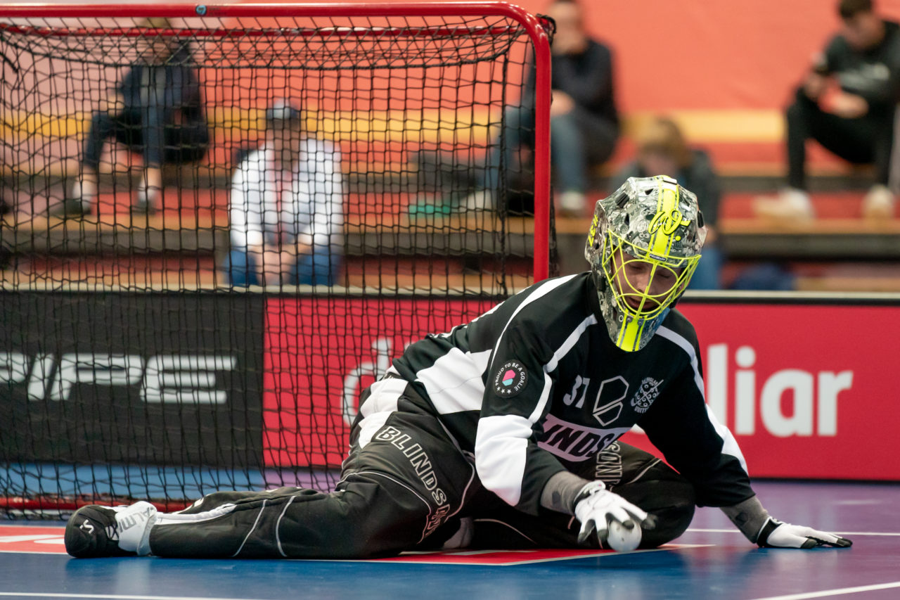 Wankdorf (Bern), 23.02.2019, Unihockey Herren Ligacup Final, Nuglar United - Blau-Gelb Cazis, Andreas Wiedmer (Nr. 37, Nuglar United) hält einen Ball
(Claudio Schwarz, unihockey-fotos.ch)
Copyright: Claudio Schwarz, unihockey-fotos.ch – Dieses Bild wurde durch swiss unihockey lizenziert und darf ausschliesslich auf den Online-Kanälen von swiss unihockey verwendet werden. Die redaktionelle oder kommerzielle Nutzung durch Dritte (Medien, Vereine, Unternehmen oder Privatpersonen) per Download von diesem flickr-Account ist ausgeschlossen. Das Bild kann bei Interesse via unihockey-fotos.ch kostenpflichtig lizenziert werden. unihockey-fotos.ch behält sich vor, fehlbaren Medien, Vereinen, Unternehmen oder Privatpersonen Bilder mit einem Zuschlag in Rechnung zu stellen.