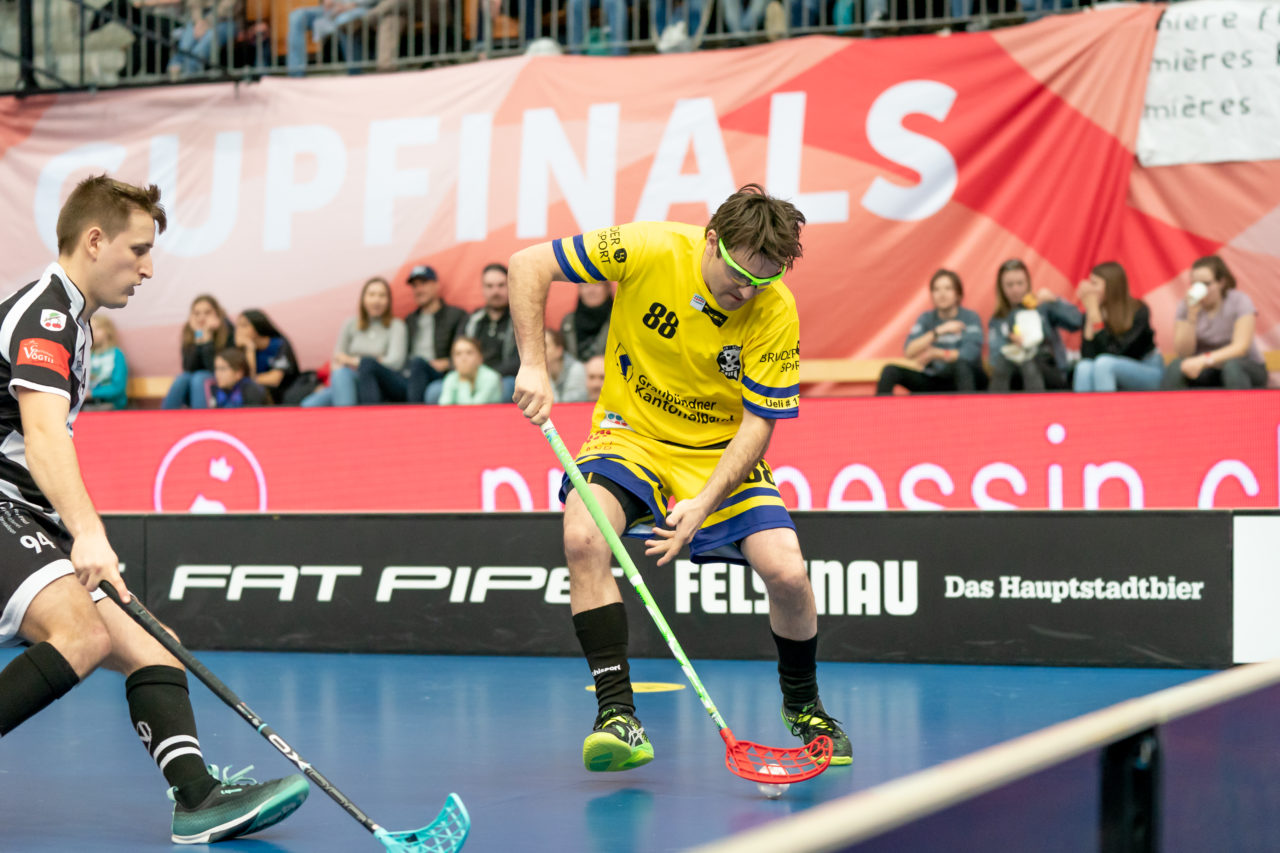 Wankdorf (Bern), 23.02.2019, Unihockey Herren Ligacup Final, Nuglar United - Blau-Gelb Cazis, Hans Mathis (Nr. 88, Blau-Gelb Cazis) am Ball
(Claudio Schwarz, unihockey-fotos.ch)
Copyright: Claudio Schwarz, unihockey-fotos.ch – Dieses Bild wurde durch swiss unihockey lizenziert und darf ausschliesslich auf den Online-Kanälen von swiss unihockey verwendet werden. Die redaktionelle oder kommerzielle Nutzung durch Dritte (Medien, Vereine, Unternehmen oder Privatpersonen) per Download von diesem flickr-Account ist ausgeschlossen. Das Bild kann bei Interesse via unihockey-fotos.ch kostenpflichtig lizenziert werden. unihockey-fotos.ch behält sich vor, fehlbaren Medien, Vereinen, Unternehmen oder Privatpersonen Bilder mit einem Zuschlag in Rechnung zu stellen.