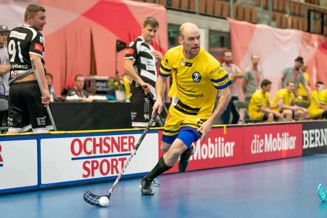Wankdorf (Bern), 23.02.2019, Unihockey Herren Ligacup Final, Nuglar United - Blau-Gelb Cazis, Simon Capaul (Nr. 19, Blau-Gelb Cazis) am Ball
(Claudio Schwarz, unihockey-fotos.ch)
Copyright: Claudio Schwarz, unihockey-fotos.ch – Dieses Bild wurde durch swiss unihockey lizenziert und darf ausschliesslich auf den Online-Kanälen von swiss unihockey verwendet werden. Die redaktionelle oder kommerzielle Nutzung durch Dritte (Medien, Vereine, Unternehmen oder Privatpersonen) per Download von diesem flickr-Account ist ausgeschlossen. Das Bild kann bei Interesse via unihockey-fotos.ch kostenpflichtig lizenziert werden. unihockey-fotos.ch behält sich vor, fehlbaren Medien, Vereinen, Unternehmen oder Privatpersonen Bilder mit einem Zuschlag in Rechnung zu stellen.