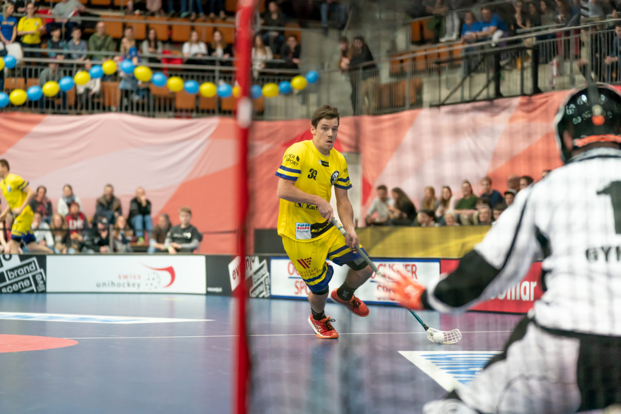 Wankdorf (Bern), 23.02.2019, Unihockey Herren Ligacup Final, Nuglar United - Blau-Gelb Cazis, Daniel Kläger (Nr. 33, Blau-Gelb Cazis) am Ball
(Claudio Schwarz, unihockey-fotos.ch)
Copyright: Claudio Schwarz, unihockey-fotos.ch – Dieses Bild wurde durch swiss unihockey lizenziert und darf ausschliesslich auf den Online-Kanälen von swiss unihockey verwendet werden. Die redaktionelle oder kommerzielle Nutzung durch Dritte (Medien, Vereine, Unternehmen oder Privatpersonen) per Download von diesem flickr-Account ist ausgeschlossen. Das Bild kann bei Interesse via unihockey-fotos.ch kostenpflichtig lizenziert werden. unihockey-fotos.ch behält sich vor, fehlbaren Medien, Vereinen, Unternehmen oder Privatpersonen Bilder mit einem Zuschlag in Rechnung zu stellen.