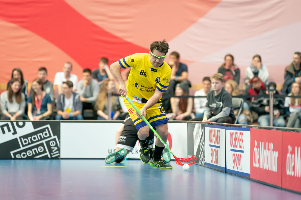 Wankdorf (Bern), 23.02.2019, Unihockey Herren Ligacup Final, Nuglar United - Blau-Gelb Cazis, Hans Mathis (Nr. 88, Blau-Gelb Cazis) am Ball
(Claudio Schwarz, unihockey-fotos.ch)
Copyright: Claudio Schwarz, unihockey-fotos.ch – Dieses Bild wurde durch swiss unihockey lizenziert und darf ausschliesslich auf den Online-Kanälen von swiss unihockey verwendet werden. Die redaktionelle oder kommerzielle Nutzung durch Dritte (Medien, Vereine, Unternehmen oder Privatpersonen) per Download von diesem flickr-Account ist ausgeschlossen. Das Bild kann bei Interesse via unihockey-fotos.ch kostenpflichtig lizenziert werden. unihockey-fotos.ch behält sich vor, fehlbaren Medien, Vereinen, Unternehmen oder Privatpersonen Bilder mit einem Zuschlag in Rechnung zu stellen.