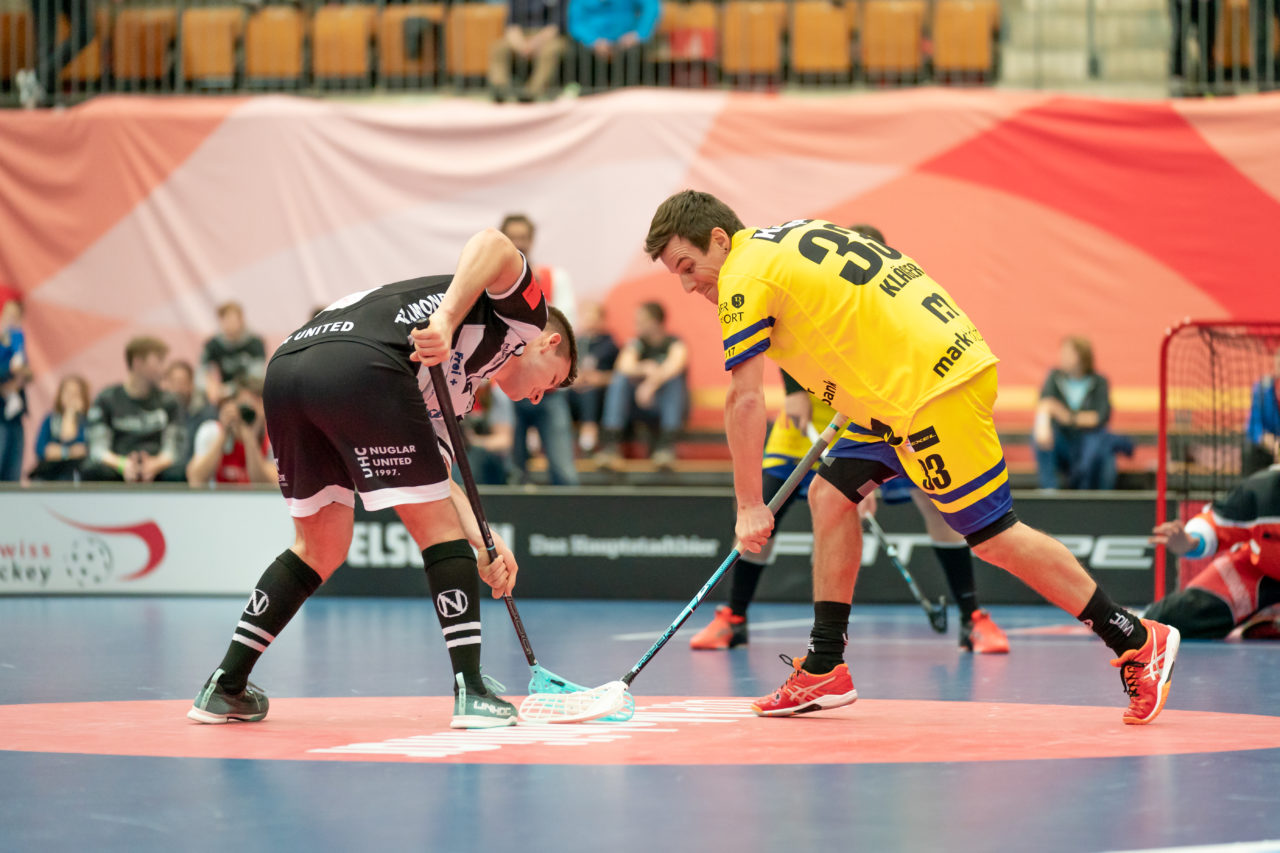 Wankdorf (Bern), 23.02.2019, Unihockey Herren Ligacup Final, Nuglar United - Blau-Gelb Cazis, Nihad Kospo (Nr. 94, Nuglar United) beim Anspiel gegen Daniel Kläger (Nr. 33, Blau-Gelb Cazis)
(Claudio Schwarz, unihockey-fotos.ch)
Copyright: Claudio Schwarz, unihockey-fotos.ch – Dieses Bild wurde durch swiss unihockey lizenziert und darf ausschliesslich auf den Online-Kanälen von swiss unihockey verwendet werden. Die redaktionelle oder kommerzielle Nutzung durch Dritte (Medien, Vereine, Unternehmen oder Privatpersonen) per Download von diesem flickr-Account ist ausgeschlossen. Das Bild kann bei Interesse via unihockey-fotos.ch kostenpflichtig lizenziert werden. unihockey-fotos.ch behält sich vor, fehlbaren Medien, Vereinen, Unternehmen oder Privatpersonen Bilder mit einem Zuschlag in Rechnung zu stellen.
