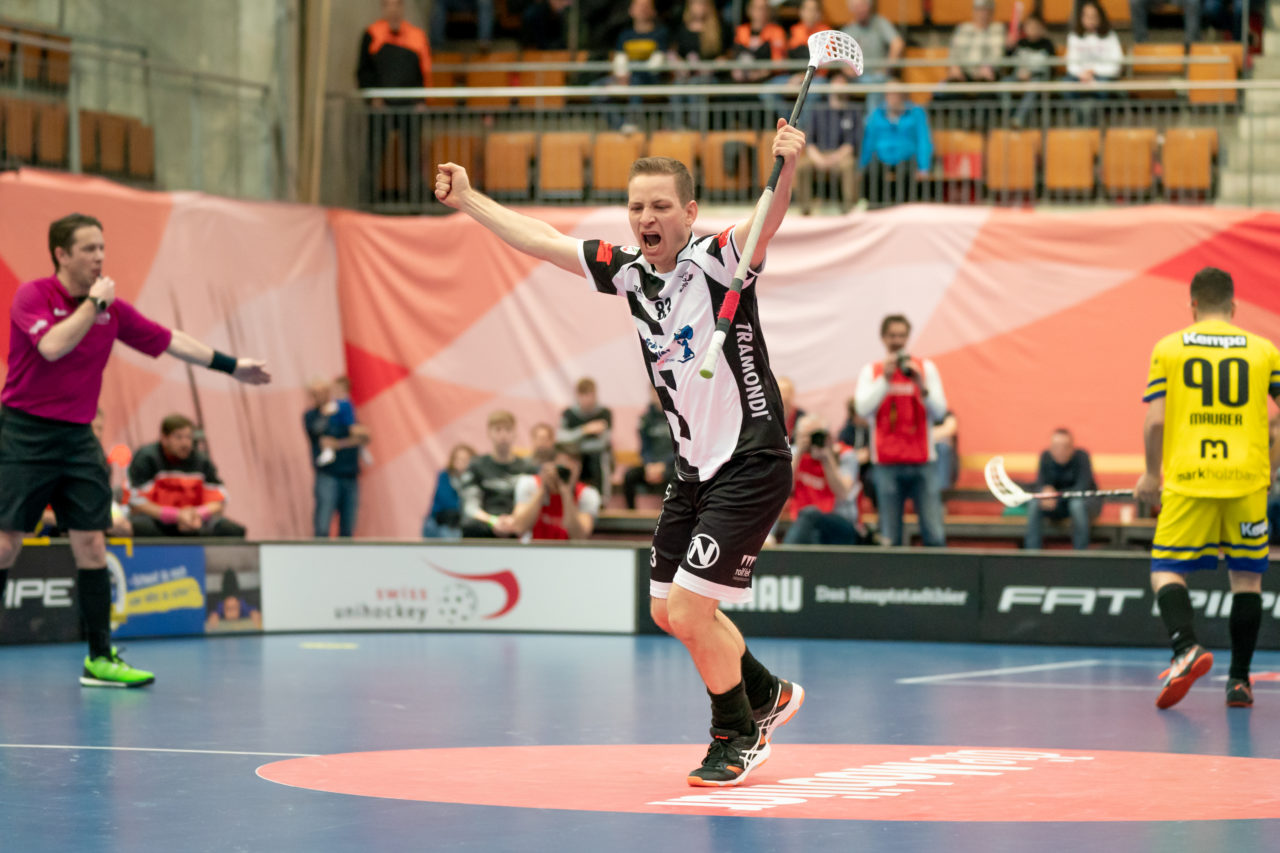 Wankdorf (Bern), 23.02.2019, Unihockey Herren Ligacup Final, Nuglar United - Blau-Gelb Cazis, Yannick Tanner (Nr. 83, Nuglar United) bejubelt seinen Treffer
(Claudio Schwarz, unihockey-fotos.ch)
Copyright: Claudio Schwarz, unihockey-fotos.ch – Dieses Bild wurde durch swiss unihockey lizenziert und darf ausschliesslich auf den Online-Kanälen von swiss unihockey verwendet werden. Die redaktionelle oder kommerzielle Nutzung durch Dritte (Medien, Vereine, Unternehmen oder Privatpersonen) per Download von diesem flickr-Account ist ausgeschlossen. Das Bild kann bei Interesse via unihockey-fotos.ch kostenpflichtig lizenziert werden. unihockey-fotos.ch behält sich vor, fehlbaren Medien, Vereinen, Unternehmen oder Privatpersonen Bilder mit einem Zuschlag in Rechnung zu stellen.