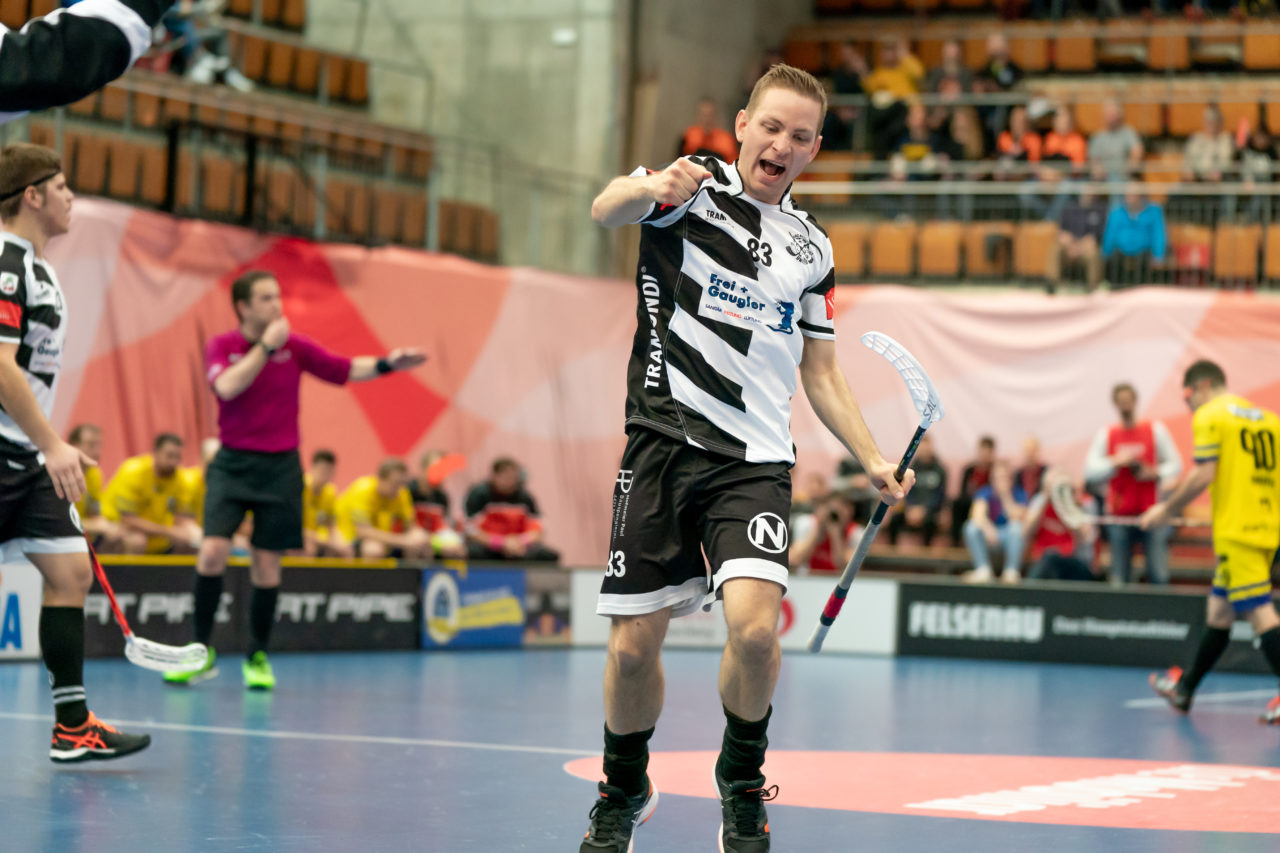 Wankdorf (Bern), 23.02.2019, Unihockey Herren Ligacup Final, Nuglar United - Blau-Gelb Cazis, Yannick Tanner (Nr. 83, Nuglar United) bejubelt seinen Treffer
(Claudio Schwarz, unihockey-fotos.ch)
Copyright: Claudio Schwarz, unihockey-fotos.ch – Dieses Bild wurde durch swiss unihockey lizenziert und darf ausschliesslich auf den Online-Kanälen von swiss unihockey verwendet werden. Die redaktionelle oder kommerzielle Nutzung durch Dritte (Medien, Vereine, Unternehmen oder Privatpersonen) per Download von diesem flickr-Account ist ausgeschlossen. Das Bild kann bei Interesse via unihockey-fotos.ch kostenpflichtig lizenziert werden. unihockey-fotos.ch behält sich vor, fehlbaren Medien, Vereinen, Unternehmen oder Privatpersonen Bilder mit einem Zuschlag in Rechnung zu stellen.