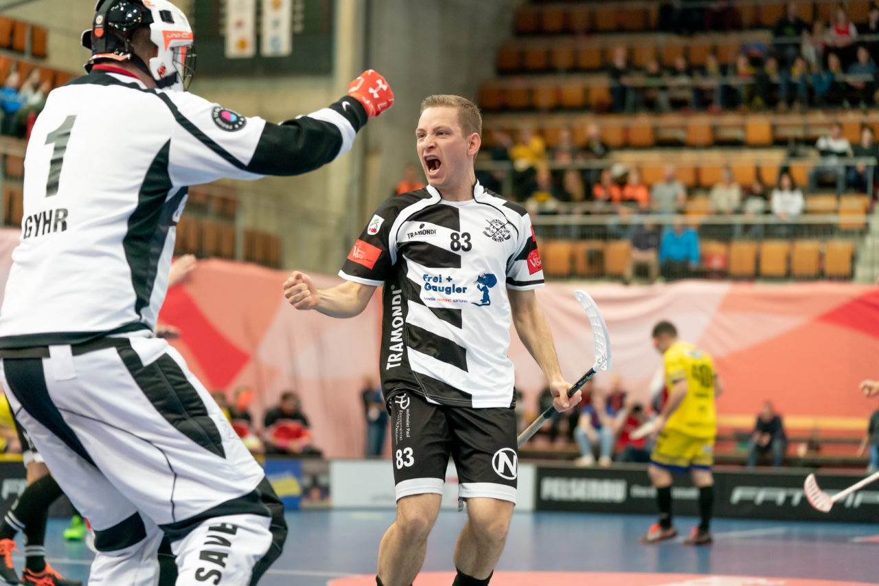 Wankdorf (Bern), 23.02.2019, Unihockey Herren Ligacup Final, Nuglar United - Blau-Gelb Cazis, Yannick Tanner (Nr. 83, Nuglar United) bejubelt seinen Treffer
(Claudio Schwarz, unihockey-fotos.ch)
Copyright: Claudio Schwarz, unihockey-fotos.ch – Dieses Bild wurde durch swiss unihockey lizenziert und darf ausschliesslich auf den Online-Kanälen von swiss unihockey verwendet werden. Die redaktionelle oder kommerzielle Nutzung durch Dritte (Medien, Vereine, Unternehmen oder Privatpersonen) per Download von diesem flickr-Account ist ausgeschlossen. Das Bild kann bei Interesse via unihockey-fotos.ch kostenpflichtig lizenziert werden. unihockey-fotos.ch behält sich vor, fehlbaren Medien, Vereinen, Unternehmen oder Privatpersonen Bilder mit einem Zuschlag in Rechnung zu stellen.