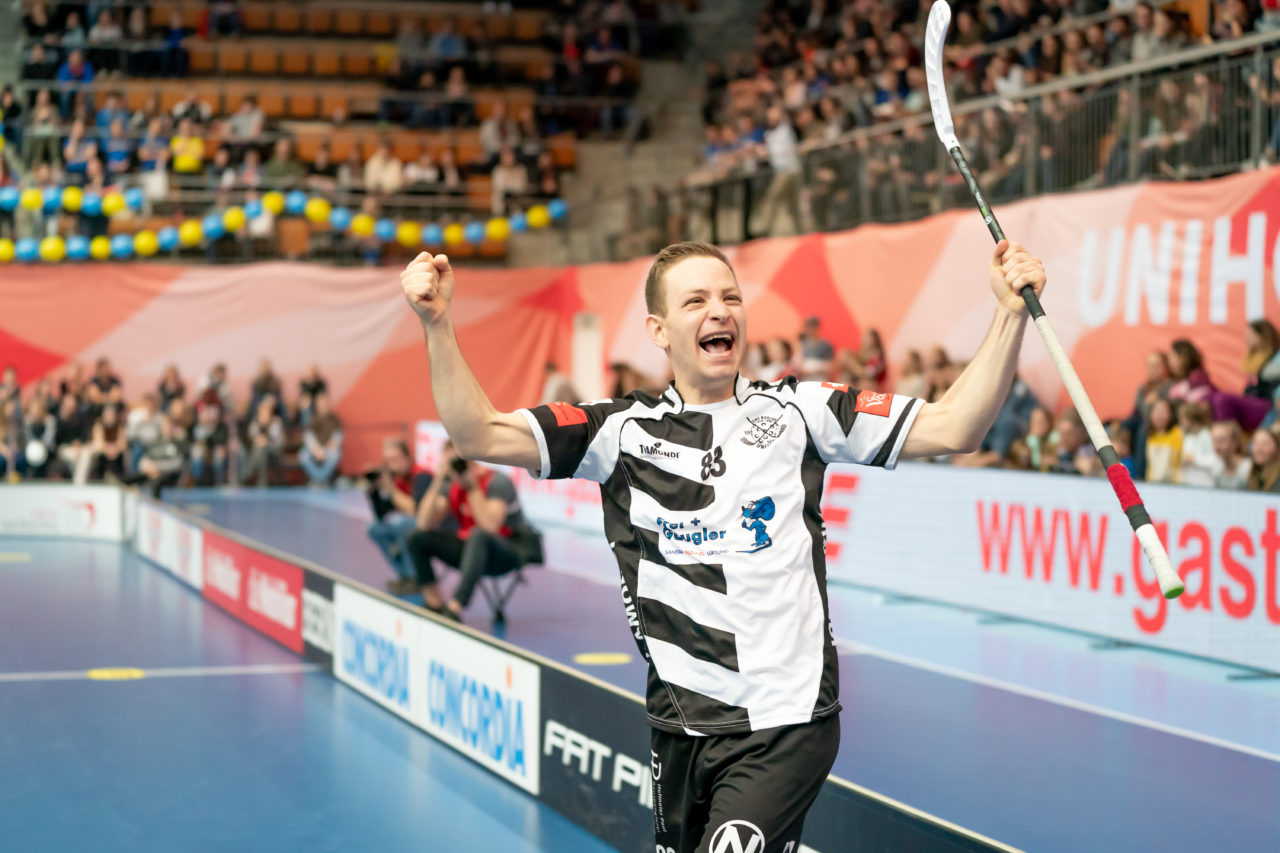 Wankdorf (Bern), 23.02.2019, Unihockey Herren Ligacup Final, Nuglar United - Blau-Gelb Cazis, Yannick Tanner (Nr. 83, Nuglar United) bejubelt seinen Treffer
(Claudio Schwarz, unihockey-fotos.ch)
Copyright: Claudio Schwarz, unihockey-fotos.ch – Dieses Bild wurde durch swiss unihockey lizenziert und darf ausschliesslich auf den Online-Kanälen von swiss unihockey verwendet werden. Die redaktionelle oder kommerzielle Nutzung durch Dritte (Medien, Vereine, Unternehmen oder Privatpersonen) per Download von diesem flickr-Account ist ausgeschlossen. Das Bild kann bei Interesse via unihockey-fotos.ch kostenpflichtig lizenziert werden. unihockey-fotos.ch behält sich vor, fehlbaren Medien, Vereinen, Unternehmen oder Privatpersonen Bilder mit einem Zuschlag in Rechnung zu stellen.