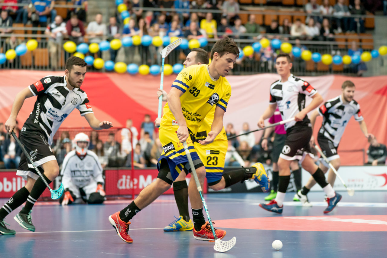 Wankdorf (Bern), 23.02.2019, Unihockey Herren Ligacup Final, Nuglar United - Blau-Gelb Cazis, Daniel Kläger (Nr. 33, Blau-Gelb Cazis) am Ball
(Claudio Schwarz, unihockey-fotos.ch)
Copyright: Claudio Schwarz, unihockey-fotos.ch – Dieses Bild wurde durch swiss unihockey lizenziert und darf ausschliesslich auf den Online-Kanälen von swiss unihockey verwendet werden. Die redaktionelle oder kommerzielle Nutzung durch Dritte (Medien, Vereine, Unternehmen oder Privatpersonen) per Download von diesem flickr-Account ist ausgeschlossen. Das Bild kann bei Interesse via unihockey-fotos.ch kostenpflichtig lizenziert werden. unihockey-fotos.ch behält sich vor, fehlbaren Medien, Vereinen, Unternehmen oder Privatpersonen Bilder mit einem Zuschlag in Rechnung zu stellen.