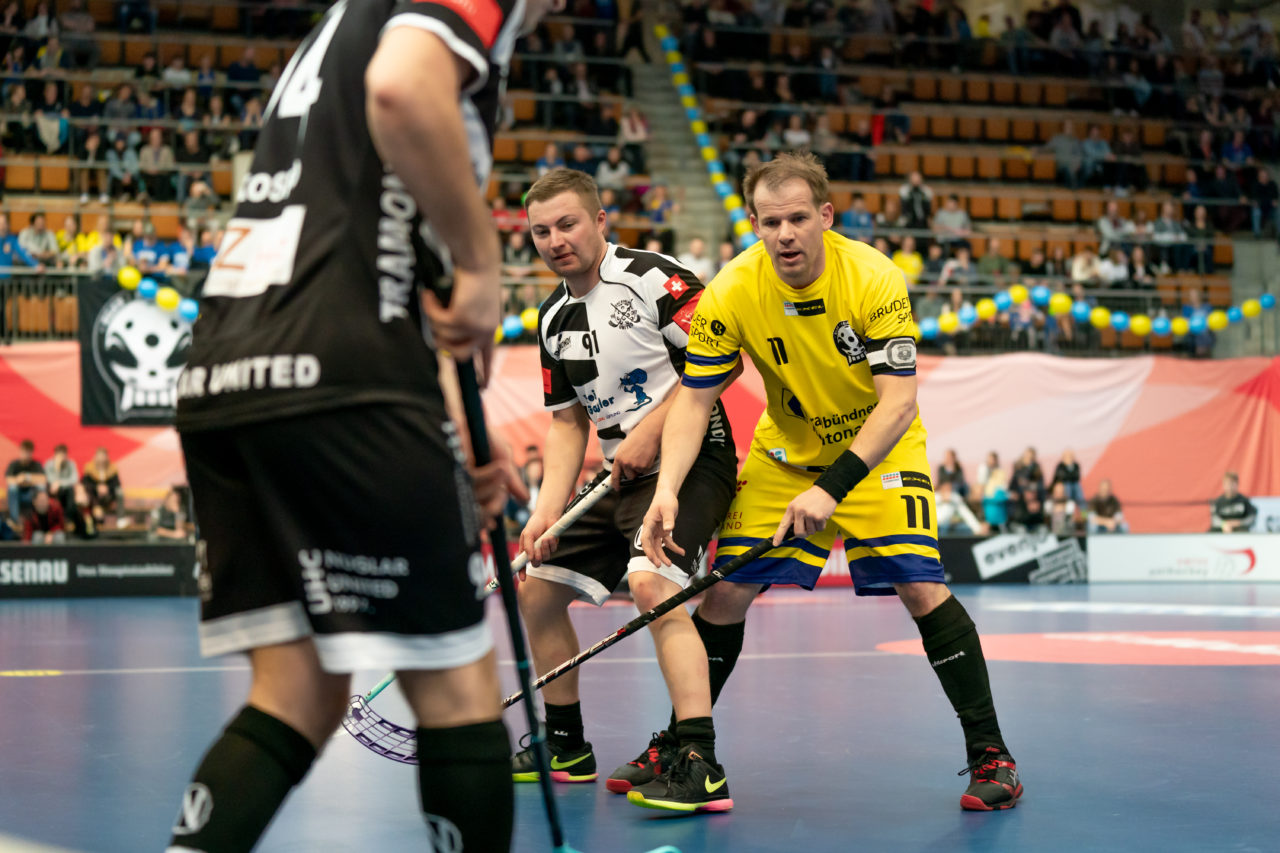 Wankdorf (Bern), 23.02.2019, Unihockey Herren Ligacup Final, Nuglar United - Blau-Gelb Cazis, Thomas Voegtli (Nr. 91, Nuglar United) und Adrian Capatt (Nr. 11, Blau-Gelb Cazis) streiten sich um die beste Position
(Claudio Schwarz, unihockey-fotos.ch)
Copyright: Claudio Schwarz, unihockey-fotos.ch – Dieses Bild wurde durch swiss unihockey lizenziert und darf ausschliesslich auf den Online-Kanälen von swiss unihockey verwendet werden. Die redaktionelle oder kommerzielle Nutzung durch Dritte (Medien, Vereine, Unternehmen oder Privatpersonen) per Download von diesem flickr-Account ist ausgeschlossen. Das Bild kann bei Interesse via unihockey-fotos.ch kostenpflichtig lizenziert werden. unihockey-fotos.ch behält sich vor, fehlbaren Medien, Vereinen, Unternehmen oder Privatpersonen Bilder mit einem Zuschlag in Rechnung zu stellen.