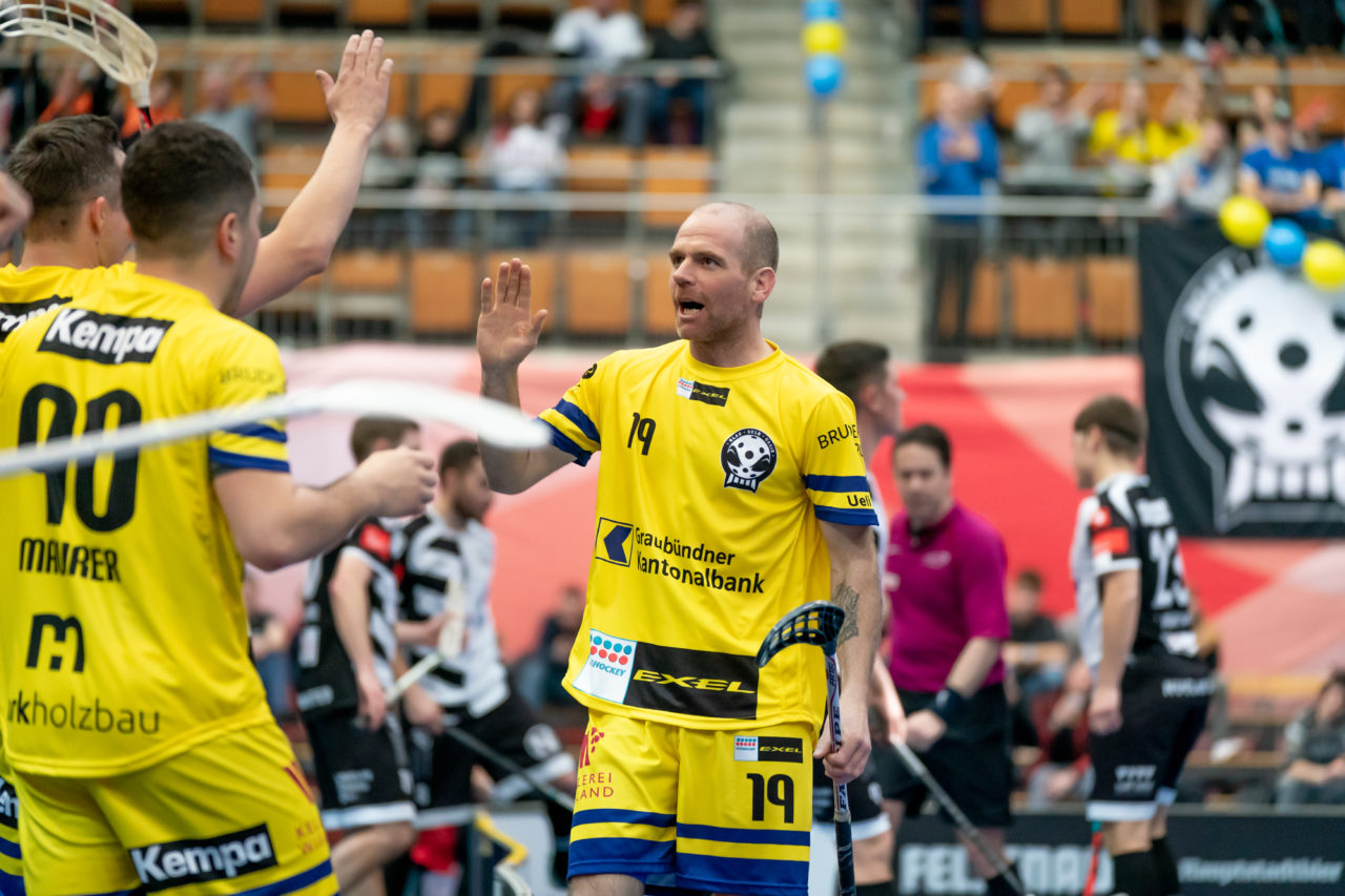 Wankdorf (Bern), 23.02.2019, Unihockey Herren Ligacup Final, Nuglar United - Blau-Gelb Cazis, Simon Capaul (Nr. 19, Blau-Gelb Cazis) feiert sein Tor
(Claudio Schwarz, unihockey-fotos.ch)
Copyright: Claudio Schwarz, unihockey-fotos.ch – Dieses Bild wurde durch swiss unihockey lizenziert und darf ausschliesslich auf den Online-Kanälen von swiss unihockey verwendet werden. Die redaktionelle oder kommerzielle Nutzung durch Dritte (Medien, Vereine, Unternehmen oder Privatpersonen) per Download von diesem flickr-Account ist ausgeschlossen. Das Bild kann bei Interesse via unihockey-fotos.ch kostenpflichtig lizenziert werden. unihockey-fotos.ch behält sich vor, fehlbaren Medien, Vereinen, Unternehmen oder Privatpersonen Bilder mit einem Zuschlag in Rechnung zu stellen.