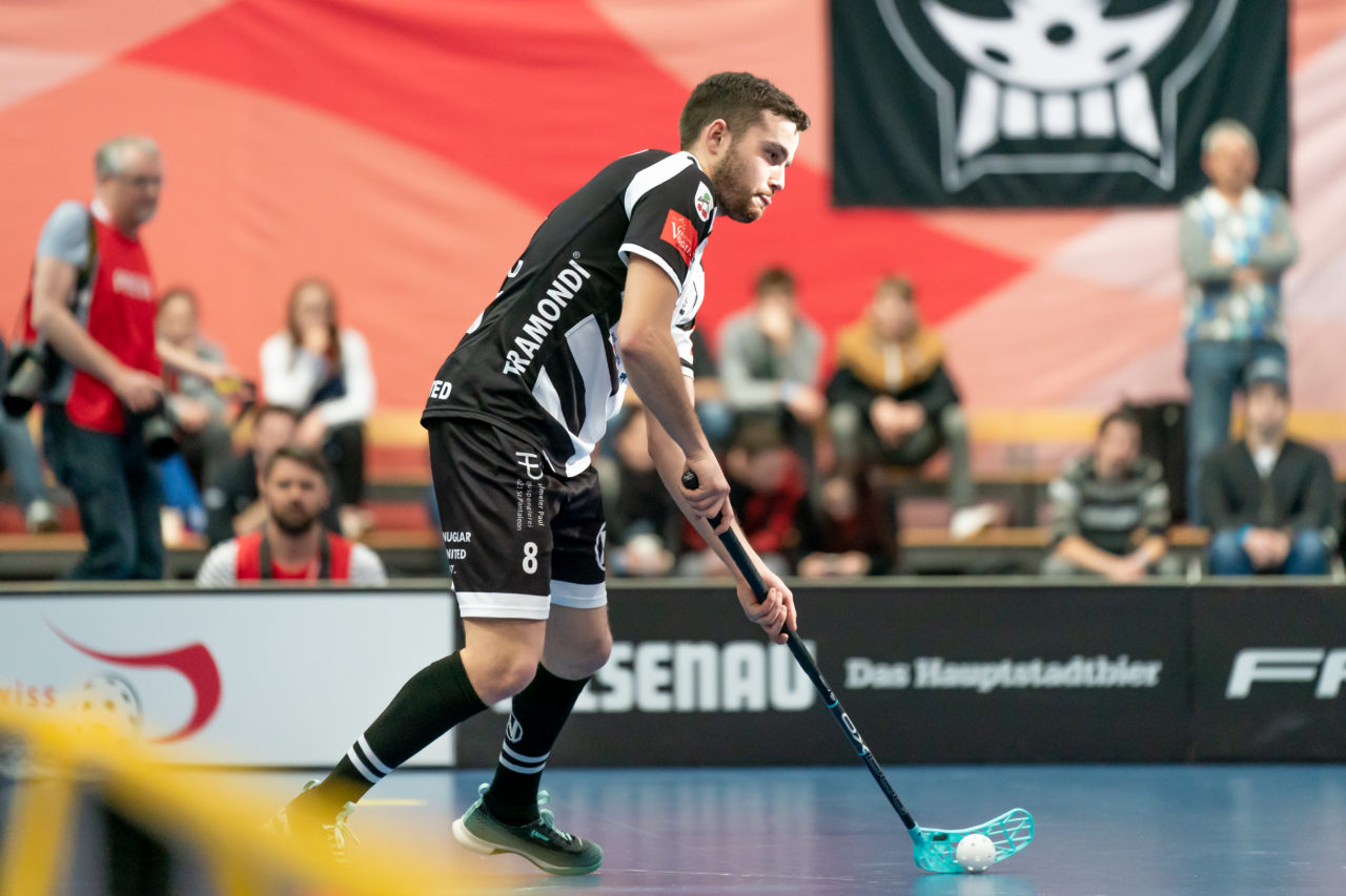 Wankdorf (Bern), 23.02.2019, Unihockey Herren Ligacup Final, Nuglar United - Blau-Gelb Cazis, Daniel Mangold (Nr. 8, Nuglar United) am Ball
(Claudio Schwarz, unihockey-fotos.ch)
Copyright: Claudio Schwarz, unihockey-fotos.ch – Dieses Bild wurde durch swiss unihockey lizenziert und darf ausschliesslich auf den Online-Kanälen von swiss unihockey verwendet werden. Die redaktionelle oder kommerzielle Nutzung durch Dritte (Medien, Vereine, Unternehmen oder Privatpersonen) per Download von diesem flickr-Account ist ausgeschlossen. Das Bild kann bei Interesse via unihockey-fotos.ch kostenpflichtig lizenziert werden. unihockey-fotos.ch behält sich vor, fehlbaren Medien, Vereinen, Unternehmen oder Privatpersonen Bilder mit einem Zuschlag in Rechnung zu stellen.