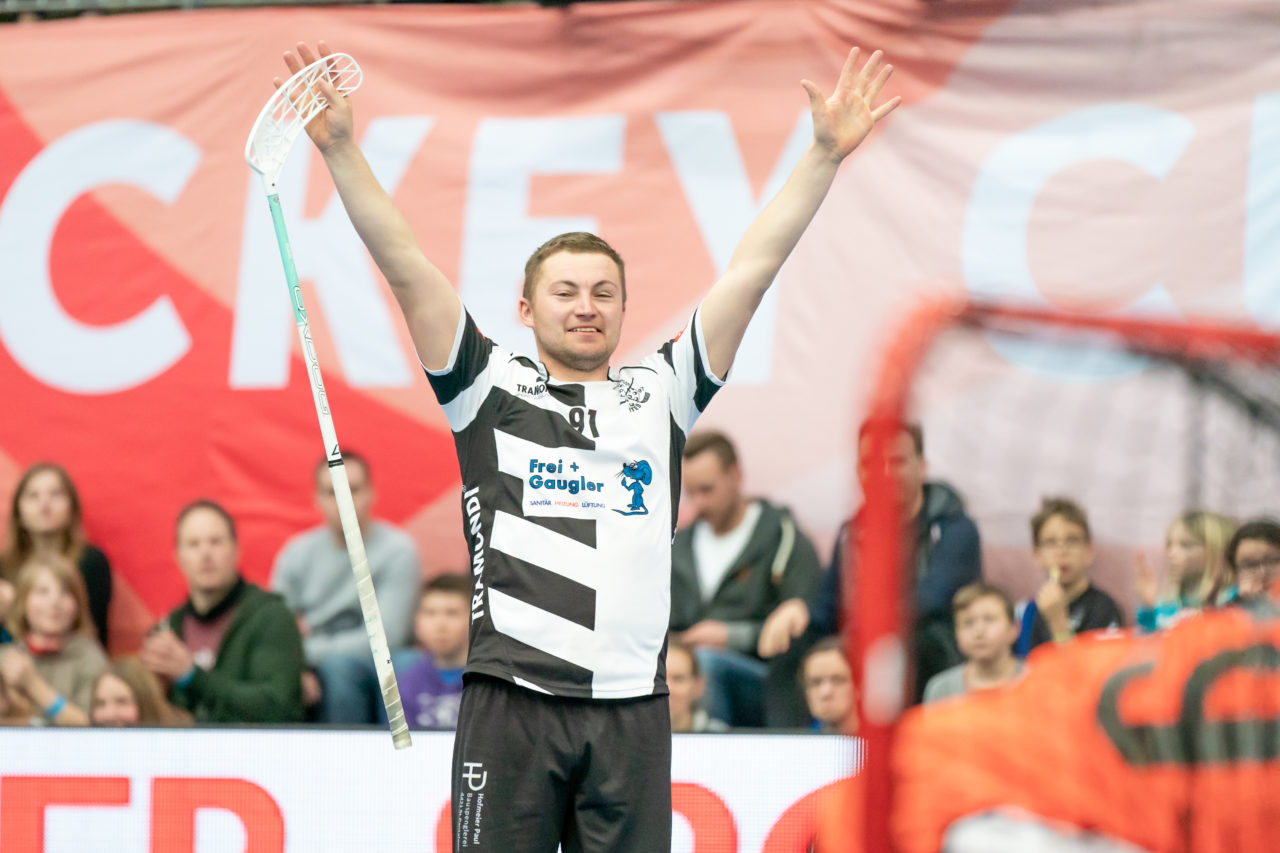 Wankdorf (Bern), 23.02.2019, Unihockey Herren Ligacup Final, Nuglar United - Blau-Gelb Cazis, Thomas Voegtli (Nr. 91, Nuglar United) feiert seinen Treffer
(Claudio Schwarz, unihockey-fotos.ch)
Copyright: Claudio Schwarz, unihockey-fotos.ch – Dieses Bild wurde durch swiss unihockey lizenziert und darf ausschliesslich auf den Online-Kanälen von swiss unihockey verwendet werden. Die redaktionelle oder kommerzielle Nutzung durch Dritte (Medien, Vereine, Unternehmen oder Privatpersonen) per Download von diesem flickr-Account ist ausgeschlossen. Das Bild kann bei Interesse via unihockey-fotos.ch kostenpflichtig lizenziert werden. unihockey-fotos.ch behält sich vor, fehlbaren Medien, Vereinen, Unternehmen oder Privatpersonen Bilder mit einem Zuschlag in Rechnung zu stellen.