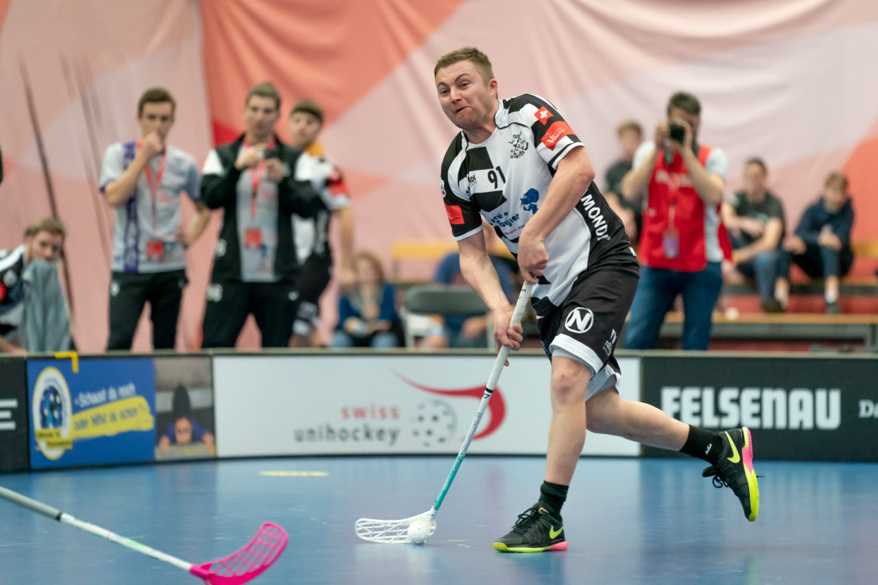 Wankdorf (Bern), 23.02.2019, Unihockey Herren Ligacup Final, Nuglar United - Blau-Gelb Cazis, Thomas Voegtli (Nr. 91, Nuglar United) mit einem Abschlussversuch
(Claudio Schwarz, unihockey-fotos.ch)
Copyright: Claudio Schwarz, unihockey-fotos.ch – Dieses Bild wurde durch swiss unihockey lizenziert und darf ausschliesslich auf den Online-Kanälen von swiss unihockey verwendet werden. Die redaktionelle oder kommerzielle Nutzung durch Dritte (Medien, Vereine, Unternehmen oder Privatpersonen) per Download von diesem flickr-Account ist ausgeschlossen. Das Bild kann bei Interesse via unihockey-fotos.ch kostenpflichtig lizenziert werden. unihockey-fotos.ch behält sich vor, fehlbaren Medien, Vereinen, Unternehmen oder Privatpersonen Bilder mit einem Zuschlag in Rechnung zu stellen.