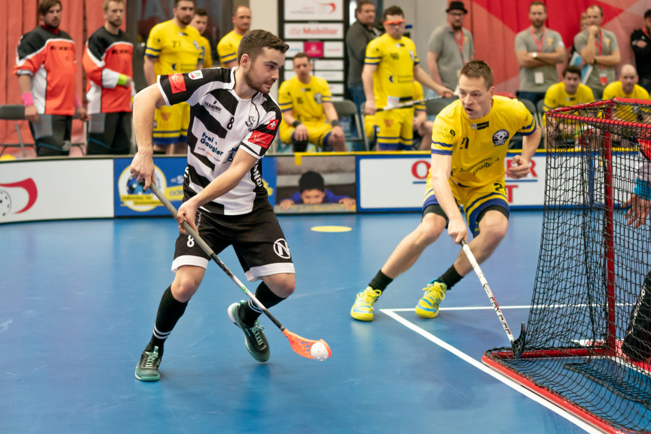 Wankdorf (Bern), 23.02.2019, Unihockey Herren Ligacup Final, Nuglar United - Blau-Gelb Cazis, Daniel Mangold (Nr. 8, Nuglar United) mit einem Zorro
(Claudio Schwarz, unihockey-fotos.ch)
Copyright: Claudio Schwarz, unihockey-fotos.ch – Dieses Bild wurde durch swiss unihockey lizenziert und darf ausschliesslich auf den Online-Kanälen von swiss unihockey verwendet werden. Die redaktionelle oder kommerzielle Nutzung durch Dritte (Medien, Vereine, Unternehmen oder Privatpersonen) per Download von diesem flickr-Account ist ausgeschlossen. Das Bild kann bei Interesse via unihockey-fotos.ch kostenpflichtig lizenziert werden. unihockey-fotos.ch behält sich vor, fehlbaren Medien, Vereinen, Unternehmen oder Privatpersonen Bilder mit einem Zuschlag in Rechnung zu stellen.