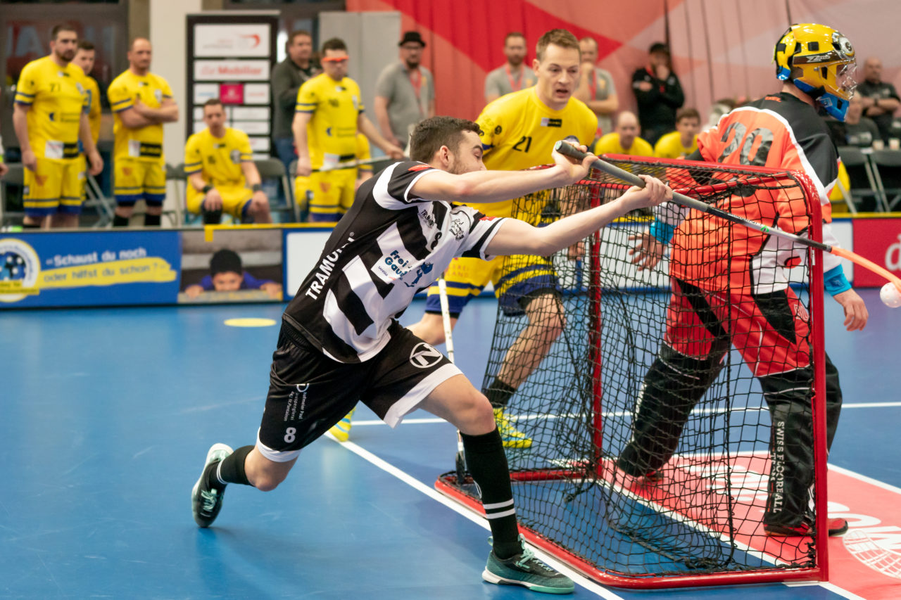 Wankdorf (Bern), 23.02.2019, Unihockey Herren Ligacup Final, Nuglar United - Blau-Gelb Cazis, Daniel Mangold (Nr. 8, Nuglar United) mit einem Zorro
(Claudio Schwarz, unihockey-fotos.ch)
Copyright: Claudio Schwarz, unihockey-fotos.ch – Dieses Bild wurde durch swiss unihockey lizenziert und darf ausschliesslich auf den Online-Kanälen von swiss unihockey verwendet werden. Die redaktionelle oder kommerzielle Nutzung durch Dritte (Medien, Vereine, Unternehmen oder Privatpersonen) per Download von diesem flickr-Account ist ausgeschlossen. Das Bild kann bei Interesse via unihockey-fotos.ch kostenpflichtig lizenziert werden. unihockey-fotos.ch behält sich vor, fehlbaren Medien, Vereinen, Unternehmen oder Privatpersonen Bilder mit einem Zuschlag in Rechnung zu stellen.