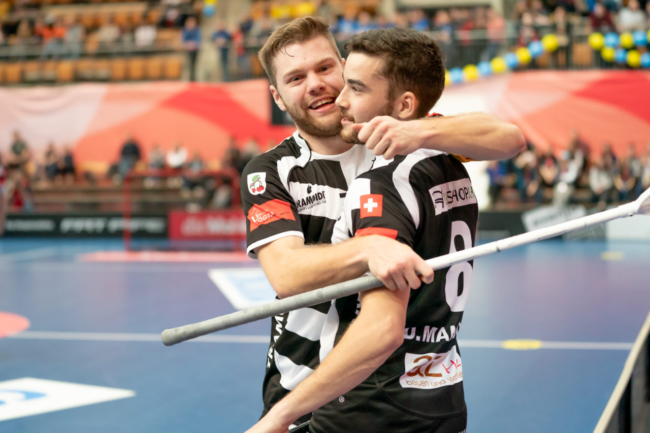 Wankdorf (Bern), 23.02.2019, Unihockey Herren Ligacup Final, Nuglar United - Blau-Gelb Cazis, Dominik Meier (Nr. 70, Nuglar United) jubelt mit Daniel Mangold (Nr. 8, Nuglar United)
(Claudio Schwarz, unihockey-fotos.ch)
Copyright: Claudio Schwarz, unihockey-fotos.ch – Dieses Bild wurde durch swiss unihockey lizenziert und darf ausschliesslich auf den Online-Kanälen von swiss unihockey verwendet werden. Die redaktionelle oder kommerzielle Nutzung durch Dritte (Medien, Vereine, Unternehmen oder Privatpersonen) per Download von diesem flickr-Account ist ausgeschlossen. Das Bild kann bei Interesse via unihockey-fotos.ch kostenpflichtig lizenziert werden. unihockey-fotos.ch behält sich vor, fehlbaren Medien, Vereinen, Unternehmen oder Privatpersonen Bilder mit einem Zuschlag in Rechnung zu stellen.