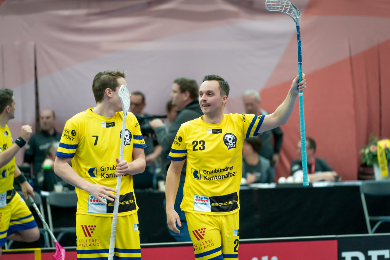 Wankdorf (Bern), 23.02.2019, Unihockey Herren Ligacup Final, Nuglar United - Blau-Gelb Cazis, Vojtech Regi (Nr. 23, Blau-Gelb Cazis) bejubelt den Gewinn des Ligacups
(Claudio Schwarz, unihockey-fotos.ch)
Copyright: Claudio Schwarz, unihockey-fotos.ch – Dieses Bild wurde durch swiss unihockey lizenziert und darf ausschliesslich auf den Online-Kanälen von swiss unihockey verwendet werden. Die redaktionelle oder kommerzielle Nutzung durch Dritte (Medien, Vereine, Unternehmen oder Privatpersonen) per Download von diesem flickr-Account ist ausgeschlossen. Das Bild kann bei Interesse via unihockey-fotos.ch kostenpflichtig lizenziert werden. unihockey-fotos.ch behält sich vor, fehlbaren Medien, Vereinen, Unternehmen oder Privatpersonen Bilder mit einem Zuschlag in Rechnung zu stellen.