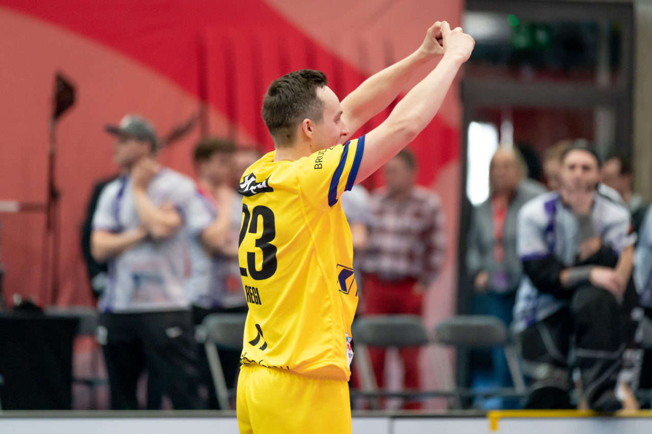 Wankdorf (Bern), 23.02.2019, Unihockey Herren Ligacup Final, Nuglar United - Blau-Gelb Cazis, Vojtech Regi (Nr. 23, Blau-Gelb Cazis) zeigt Herz
(Claudio Schwarz, unihockey-fotos.ch)
Copyright: Claudio Schwarz, unihockey-fotos.ch – Dieses Bild wurde durch swiss unihockey lizenziert und darf ausschliesslich auf den Online-Kanälen von swiss unihockey verwendet werden. Die redaktionelle oder kommerzielle Nutzung durch Dritte (Medien, Vereine, Unternehmen oder Privatpersonen) per Download von diesem flickr-Account ist ausgeschlossen. Das Bild kann bei Interesse via unihockey-fotos.ch kostenpflichtig lizenziert werden. unihockey-fotos.ch behält sich vor, fehlbaren Medien, Vereinen, Unternehmen oder Privatpersonen Bilder mit einem Zuschlag in Rechnung zu stellen.
