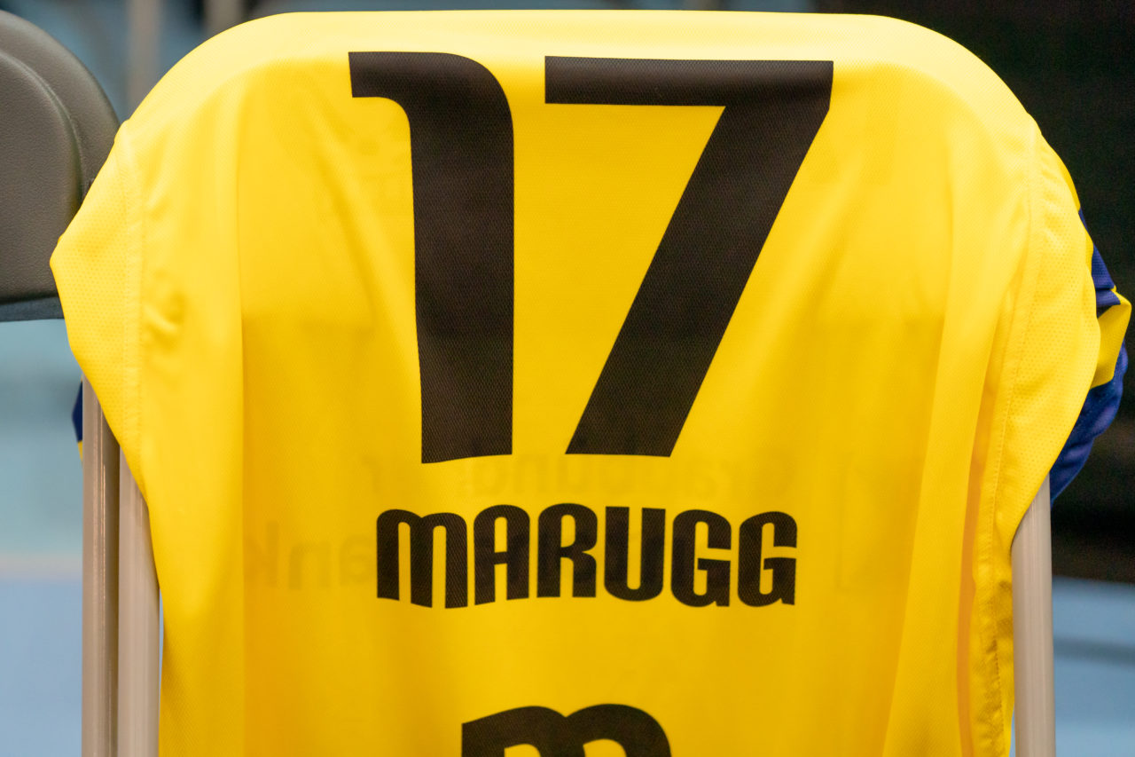 Wankdorf (Bern), 23.02.2019, Unihockey Herren Ligacup Final, Nuglar United - Blau-Gelb Cazis, Trikot des verstorbenen Ueli Marugg
(Claudio Schwarz, unihockey-fotos.ch)
Copyright: Claudio Schwarz, unihockey-fotos.ch – Dieses Bild wurde durch swiss unihockey lizenziert und darf ausschliesslich auf den Online-Kanälen von swiss unihockey verwendet werden. Die redaktionelle oder kommerzielle Nutzung durch Dritte (Medien, Vereine, Unternehmen oder Privatpersonen) per Download von diesem flickr-Account ist ausgeschlossen. Das Bild kann bei Interesse via unihockey-fotos.ch kostenpflichtig lizenziert werden. unihockey-fotos.ch behält sich vor, fehlbaren Medien, Vereinen, Unternehmen oder Privatpersonen Bilder mit einem Zuschlag in Rechnung zu stellen.