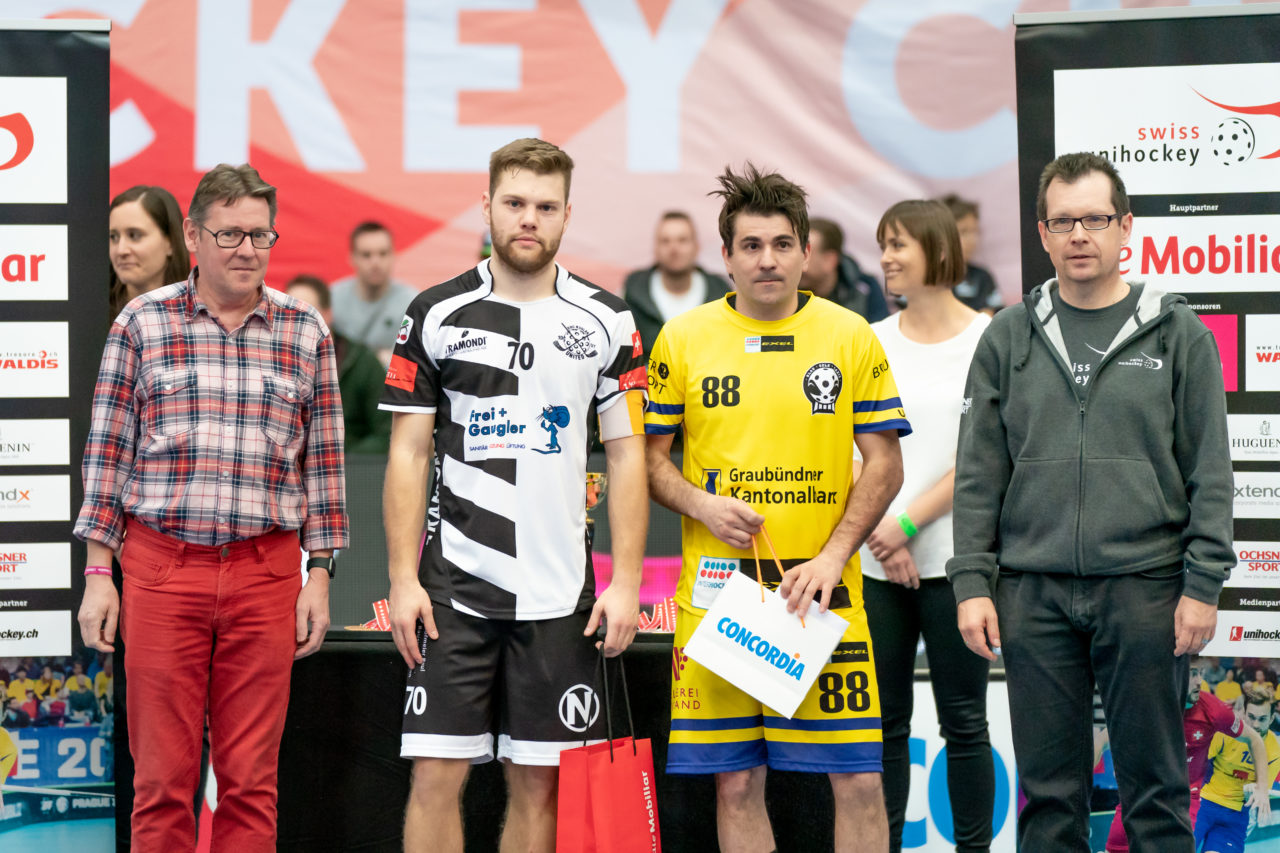 Wankdorf (Bern), 23.02.2019, Unihockey Herren Ligacup Final, Nuglar United - Blau-Gelb Cazis, Best-Player Dominik Meier (Nr. 70, Nuglar United) und Hans Mathis (Nr. 88, Blau-Gelb Cazis)
(Claudio Schwarz, unihockey-fotos.ch)
Copyright: Claudio Schwarz, unihockey-fotos.ch – Dieses Bild wurde durch swiss unihockey lizenziert und darf ausschliesslich auf den Online-Kanälen von swiss unihockey verwendet werden. Die redaktionelle oder kommerzielle Nutzung durch Dritte (Medien, Vereine, Unternehmen oder Privatpersonen) per Download von diesem flickr-Account ist ausgeschlossen. Das Bild kann bei Interesse via unihockey-fotos.ch kostenpflichtig lizenziert werden. unihockey-fotos.ch behält sich vor, fehlbaren Medien, Vereinen, Unternehmen oder Privatpersonen Bilder mit einem Zuschlag in Rechnung zu stellen.