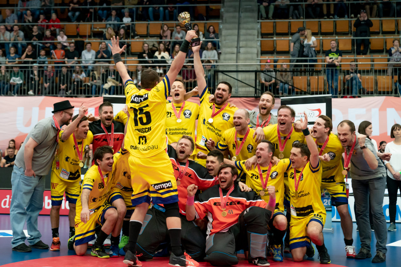 Wankdorf (Bern), 23.02.2019, Unihockey Herren Ligacup Final, Nuglar United - Blau-Gelb Cazis, Daniel Fausch (Nr. 15, Blau-Gelb Cazis) streckt den Pokal in die Höhe
(Claudio Schwarz, unihockey-fotos.ch)
Copyright: Claudio Schwarz, unihockey-fotos.ch – Dieses Bild wurde durch swiss unihockey lizenziert und darf ausschliesslich auf den Online-Kanälen von swiss unihockey verwendet werden. Die redaktionelle oder kommerzielle Nutzung durch Dritte (Medien, Vereine, Unternehmen oder Privatpersonen) per Download von diesem flickr-Account ist ausgeschlossen. Das Bild kann bei Interesse via unihockey-fotos.ch kostenpflichtig lizenziert werden. unihockey-fotos.ch behält sich vor, fehlbaren Medien, Vereinen, Unternehmen oder Privatpersonen Bilder mit einem Zuschlag in Rechnung zu stellen.