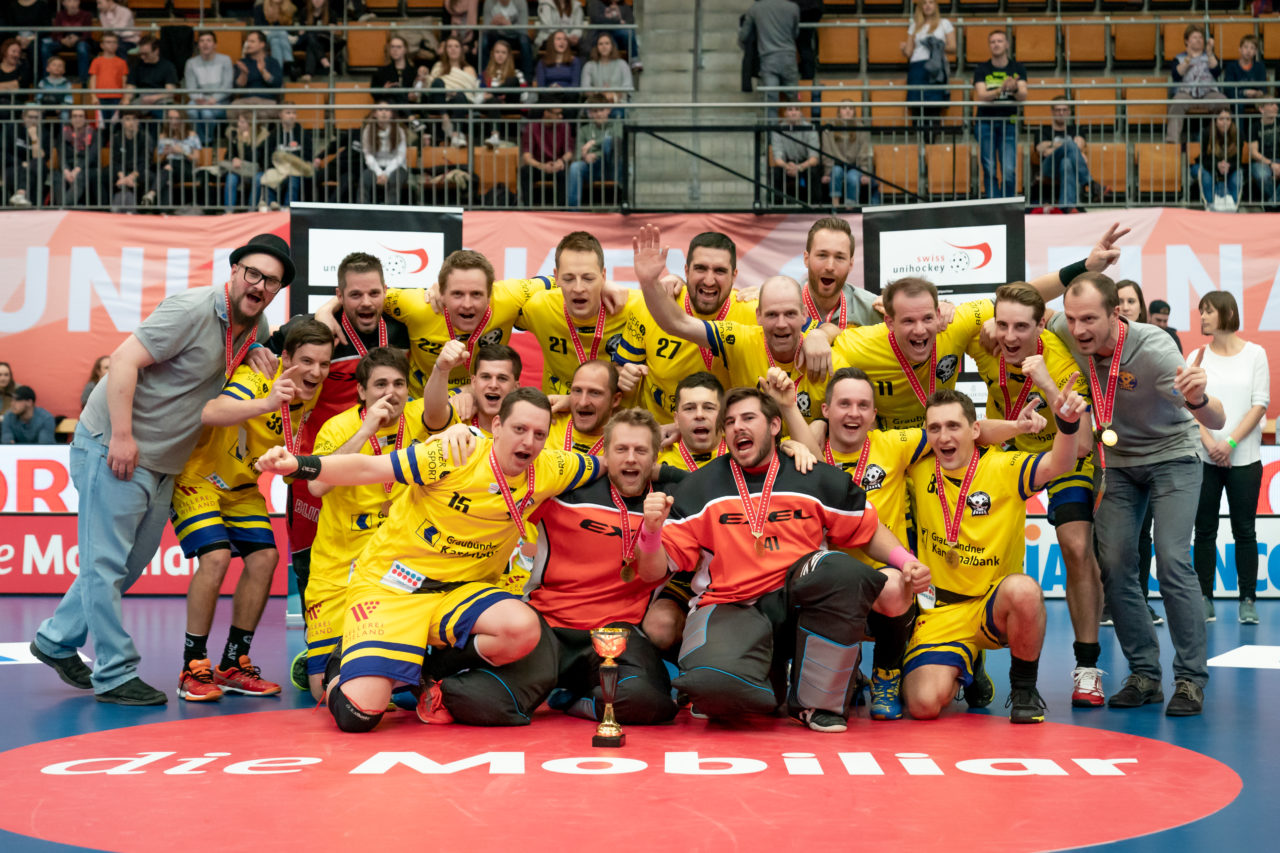 Wankdorf (Bern), 23.02.2019, Unihockey Herren Ligacup Final, Nuglar United - Blau-Gelb Cazis, Siegerbild Blau-Gelb Cazis
(Claudio Schwarz, unihockey-fotos.ch)
Copyright: Claudio Schwarz, unihockey-fotos.ch – Dieses Bild wurde durch swiss unihockey lizenziert und darf ausschliesslich auf den Online-Kanälen von swiss unihockey verwendet werden. Die redaktionelle oder kommerzielle Nutzung durch Dritte (Medien, Vereine, Unternehmen oder Privatpersonen) per Download von diesem flickr-Account ist ausgeschlossen. Das Bild kann bei Interesse via unihockey-fotos.ch kostenpflichtig lizenziert werden. unihockey-fotos.ch behält sich vor, fehlbaren Medien, Vereinen, Unternehmen oder Privatpersonen Bilder mit einem Zuschlag in Rechnung zu stellen.