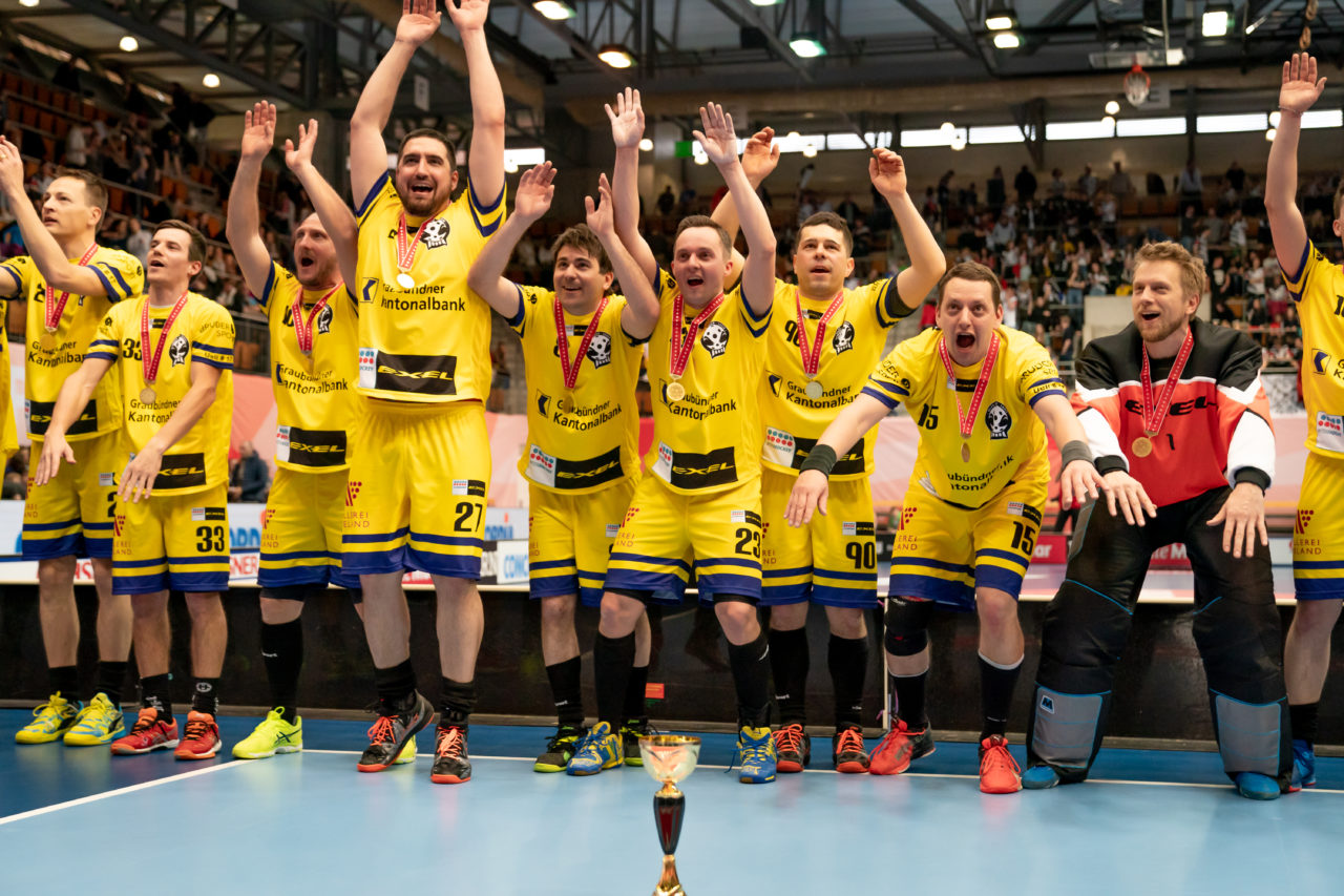 Wankdorf (Bern), 23.02.2019, Unihockey Herren Ligacup Final, Nuglar United - Blau-Gelb Cazis, La Ola für die Fans von Blau-Gelb Cazis
(Claudio Schwarz, unihockey-fotos.ch)
Copyright: Claudio Schwarz, unihockey-fotos.ch – Dieses Bild wurde durch swiss unihockey lizenziert und darf ausschliesslich auf den Online-Kanälen von swiss unihockey verwendet werden. Die redaktionelle oder kommerzielle Nutzung durch Dritte (Medien, Vereine, Unternehmen oder Privatpersonen) per Download von diesem flickr-Account ist ausgeschlossen. Das Bild kann bei Interesse via unihockey-fotos.ch kostenpflichtig lizenziert werden. unihockey-fotos.ch behält sich vor, fehlbaren Medien, Vereinen, Unternehmen oder Privatpersonen Bilder mit einem Zuschlag in Rechnung zu stellen.