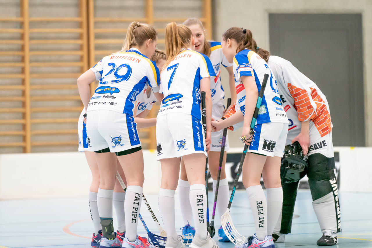 Oberseen (Winterthur), 10.02.2019, Unihockey Damen U21 A 18. Runde, Red Ants Rychenberg Winterthur - Kloten-Dietlikon Jets, die Jets schwören sich vor dem Spiel ein

(Claudio Schwarz, unihockey-fotos.ch)

Copyright: Claudio Schwarz, unihockey-fotos.ch – Dieses Bild wurde durch swiss unihockey lizenziert und darf ausschliesslich auf den Online-Kanälen von swiss unihockey verwendet werden. Die redaktionelle oder kommerzielle Nutzung durch Dritte (Medien, Vereine, Unternehmen oder Privatpersonen) per Download von diesem flickr-Account ist ausgeschlossen. Das Bild kann bei Interesse via unihockey-fotos.ch kostenpflichtig lizenziert werden. unihockey-fotos.ch behält sich vor, fehlbaren Medien, Vereinen, Unternehmen oder Privatpersonen Bilder mit einem Zuschlag in Rechnung zu stellen.