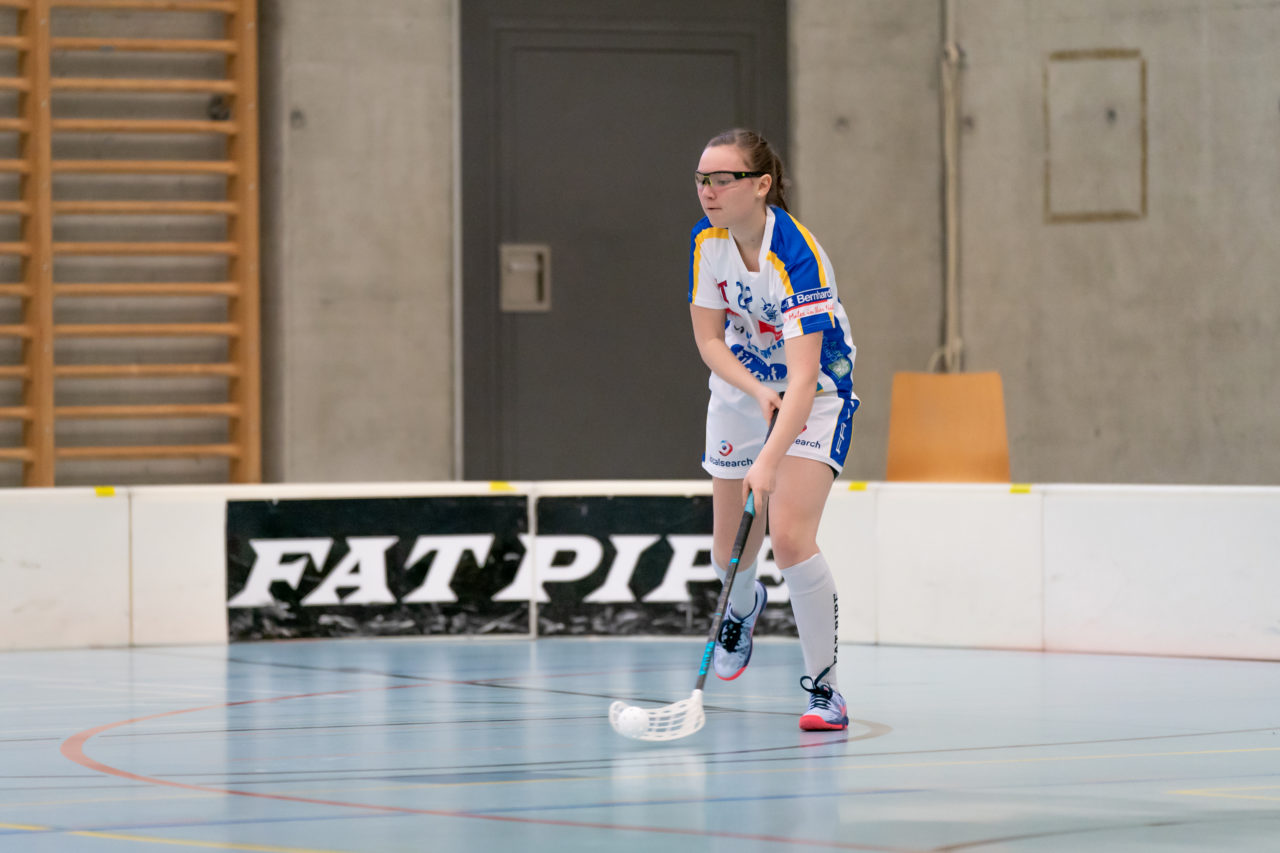 Oberseen (Winterthur), 10.02.2019, Unihockey Damen U21 A 18. Runde, Red Ants Rychenberg Winterthur - Kloten-Dietlikon Jets, Mara Müller (Nr. 28, Kloten-Dietlikon Jets) spielt einen Pass

(Claudio Schwarz, unihockey-fotos.ch)

Copyright: Claudio Schwarz, unihockey-fotos.ch – Dieses Bild wurde durch swiss unihockey lizenziert und darf ausschliesslich auf den Online-Kanälen von swiss unihockey verwendet werden. Die redaktionelle oder kommerzielle Nutzung durch Dritte (Medien, Vereine, Unternehmen oder Privatpersonen) per Download von diesem flickr-Account ist ausgeschlossen. Das Bild kann bei Interesse via unihockey-fotos.ch kostenpflichtig lizenziert werden. unihockey-fotos.ch behält sich vor, fehlbaren Medien, Vereinen, Unternehmen oder Privatpersonen Bilder mit einem Zuschlag in Rechnung zu stellen.