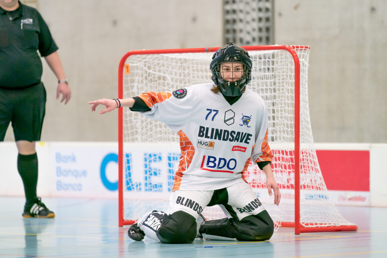 Oberseen (Winterthur), 10.02.2019, Unihockey Damen U21 A 18. Runde, Red Ants Rychenberg Winterthur - Kloten-Dietlikon Jets, Alina Räuftlin (Nr. 77, Kloten-Dietlikon Jets) im Tor der Jets

(Claudio Schwarz, unihockey-fotos.ch)

Copyright: Claudio Schwarz, unihockey-fotos.ch – Dieses Bild wurde durch swiss unihockey lizenziert und darf ausschliesslich auf den Online-Kanälen von swiss unihockey verwendet werden. Die redaktionelle oder kommerzielle Nutzung durch Dritte (Medien, Vereine, Unternehmen oder Privatpersonen) per Download von diesem flickr-Account ist ausgeschlossen. Das Bild kann bei Interesse via unihockey-fotos.ch kostenpflichtig lizenziert werden. unihockey-fotos.ch behält sich vor, fehlbaren Medien, Vereinen, Unternehmen oder Privatpersonen Bilder mit einem Zuschlag in Rechnung zu stellen.