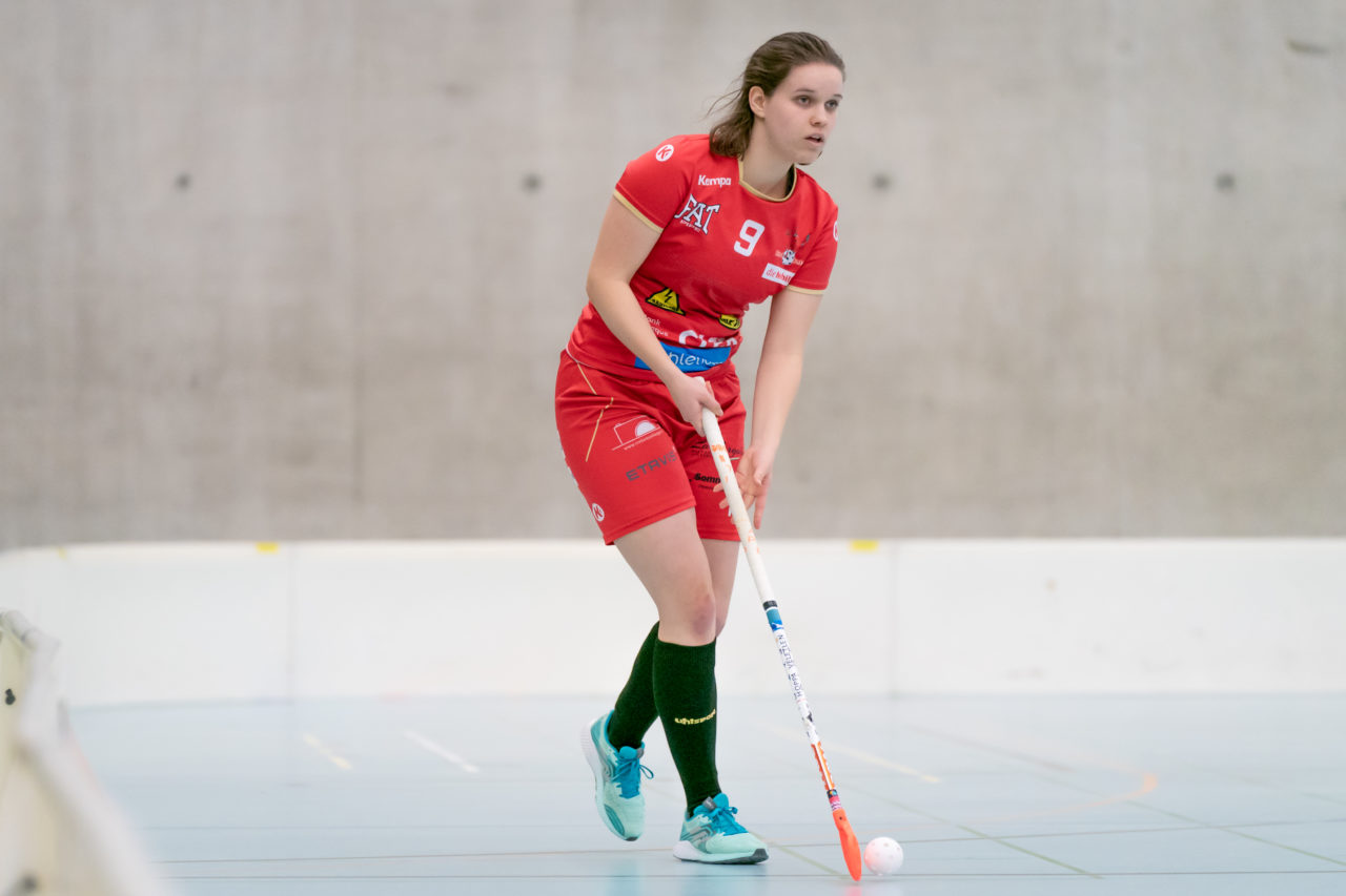 Oberseen (Winterthur), 10.02.2019, Unihockey Damen U21 A 18. Runde, Red Ants Rychenberg Winterthur - Kloten-Dietlikon Jets, Blanka Dora Benyo (Nr. 9, Red Ants Rychenberg Winterthur) am Ball

(Claudio Schwarz, unihockey-fotos.ch)

Copyright: Claudio Schwarz, unihockey-fotos.ch – Dieses Bild wurde durch swiss unihockey lizenziert und darf ausschliesslich auf den Online-Kanälen von swiss unihockey verwendet werden. Die redaktionelle oder kommerzielle Nutzung durch Dritte (Medien, Vereine, Unternehmen oder Privatpersonen) per Download von diesem flickr-Account ist ausgeschlossen. Das Bild kann bei Interesse via unihockey-fotos.ch kostenpflichtig lizenziert werden. unihockey-fotos.ch behält sich vor, fehlbaren Medien, Vereinen, Unternehmen oder Privatpersonen Bilder mit einem Zuschlag in Rechnung zu stellen.