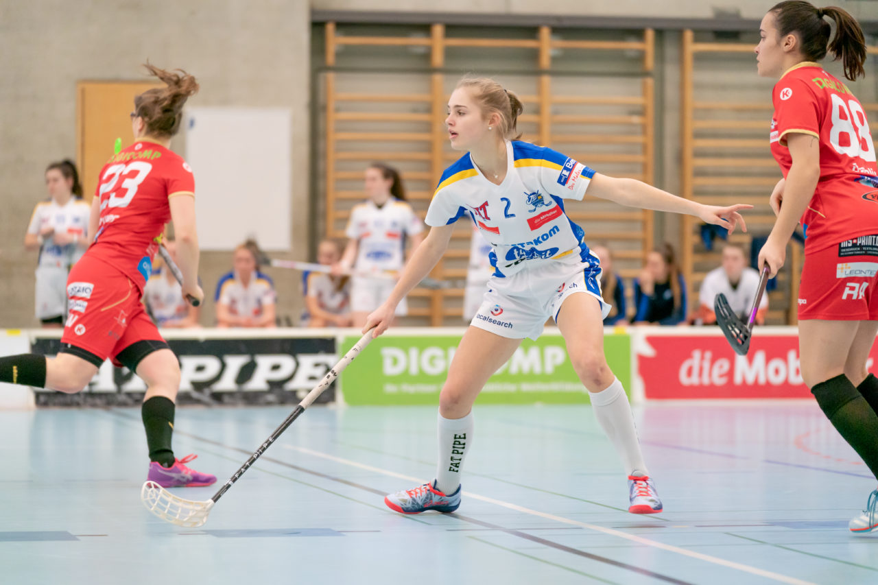 Oberseen (Winterthur), 10.02.2019, Unihockey Damen U21 A 18. Runde, Red Ants Rychenberg Winterthur - Kloten-Dietlikon Jets, Leonie Wieland (Nr. 2, Kloten-Dietlikon Jets) 

(Claudio Schwarz, unihockey-fotos.ch)

Copyright: Claudio Schwarz, unihockey-fotos.ch – Dieses Bild wurde durch swiss unihockey lizenziert und darf ausschliesslich auf den Online-Kanälen von swiss unihockey verwendet werden. Die redaktionelle oder kommerzielle Nutzung durch Dritte (Medien, Vereine, Unternehmen oder Privatpersonen) per Download von diesem flickr-Account ist ausgeschlossen. Das Bild kann bei Interesse via unihockey-fotos.ch kostenpflichtig lizenziert werden. unihockey-fotos.ch behält sich vor, fehlbaren Medien, Vereinen, Unternehmen oder Privatpersonen Bilder mit einem Zuschlag in Rechnung zu stellen.