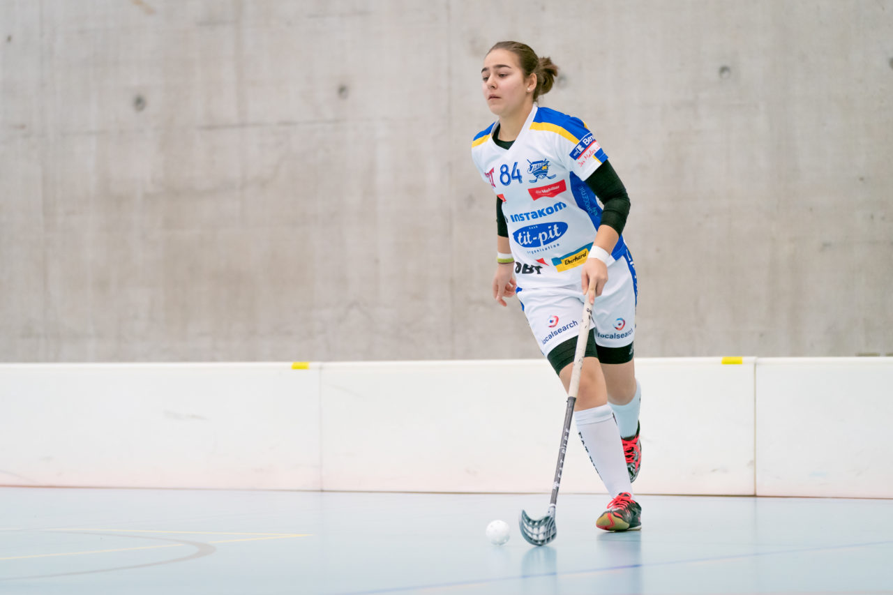 Oberseen (Winterthur), 10.02.2019, Unihockey Damen U21 A 18. Runde, Red Ants Rychenberg Winterthur - Kloten-Dietlikon Jets, Celine Heeb (Nr. 84, Kloten-Dietlikon Jets) am Ball

(Claudio Schwarz, unihockey-fotos.ch)

Copyright: Claudio Schwarz, unihockey-fotos.ch – Dieses Bild wurde durch swiss unihockey lizenziert und darf ausschliesslich auf den Online-Kanälen von swiss unihockey verwendet werden. Die redaktionelle oder kommerzielle Nutzung durch Dritte (Medien, Vereine, Unternehmen oder Privatpersonen) per Download von diesem flickr-Account ist ausgeschlossen. Das Bild kann bei Interesse via unihockey-fotos.ch kostenpflichtig lizenziert werden. unihockey-fotos.ch behält sich vor, fehlbaren Medien, Vereinen, Unternehmen oder Privatpersonen Bilder mit einem Zuschlag in Rechnung zu stellen.